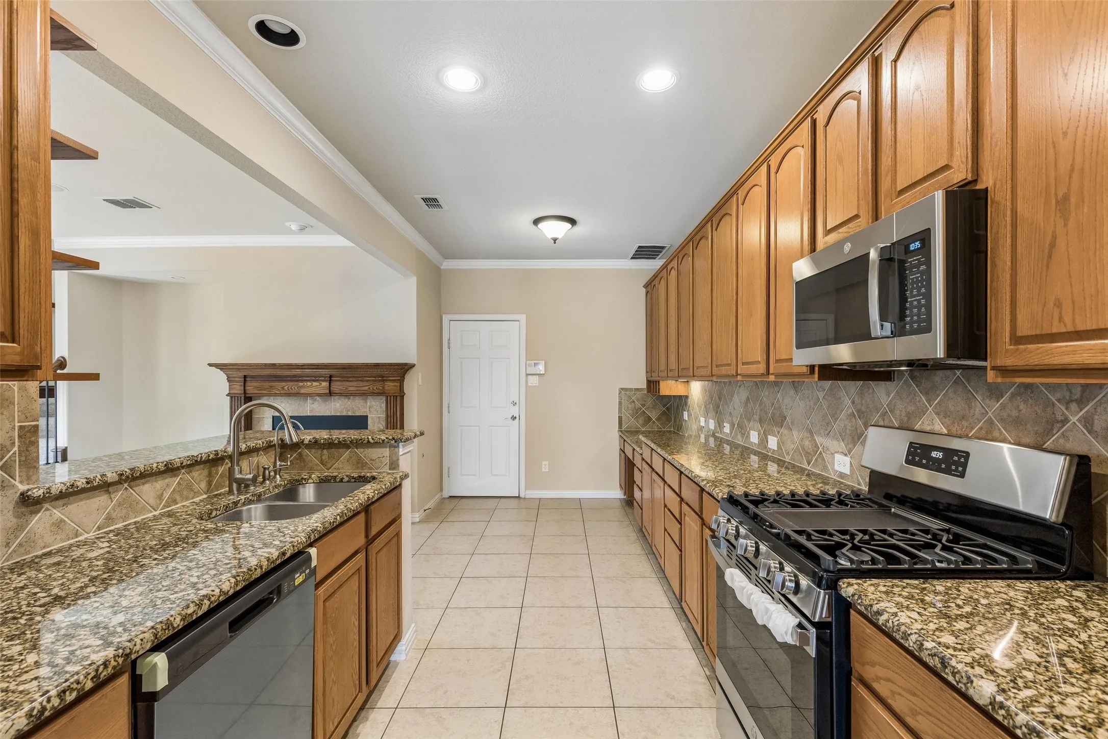 Single Family Residence For Sale in Denton County , 4313 Kestrel Way, Carrollton, Texas 75010, 3 Bedroom, 3 Bathroom, 2 Garage spaces, 1,986 Sqft, built in 2008, mls#21379134, Real Estate Agent in Carrollton, Homes For Sale in Denton county, Homes For Sale in Carrollton, Realtor in Carrollton Texas, Real Estate Brokerage Independent Realty Texas, Luminita Cordes Realtor