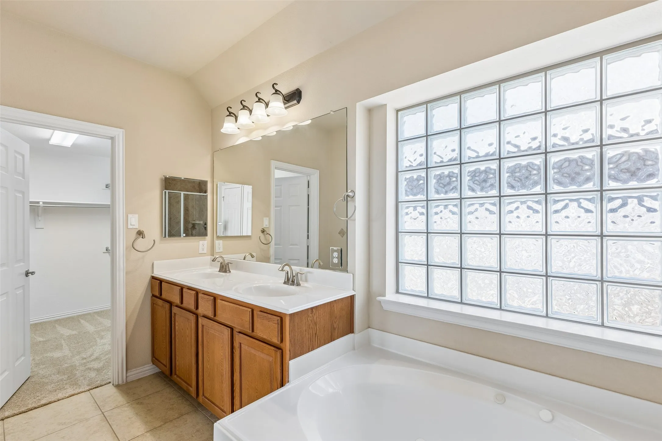 Single Family Residence For Sale in Denton County , 4313 Kestrel Way, Carrollton, Texas 75010, 3 Bedroom, 3 Bathroom, 2 Garage spaces, 1,986 Sqft, built in 2008, mls#21379134, Real Estate Agent in Carrollton, Homes For Sale in Denton county, Homes For Sale in Carrollton, Realtor in Carrollton Texas, Real Estate Brokerage Independent Realty Texas, Luminita Cordes Realtor