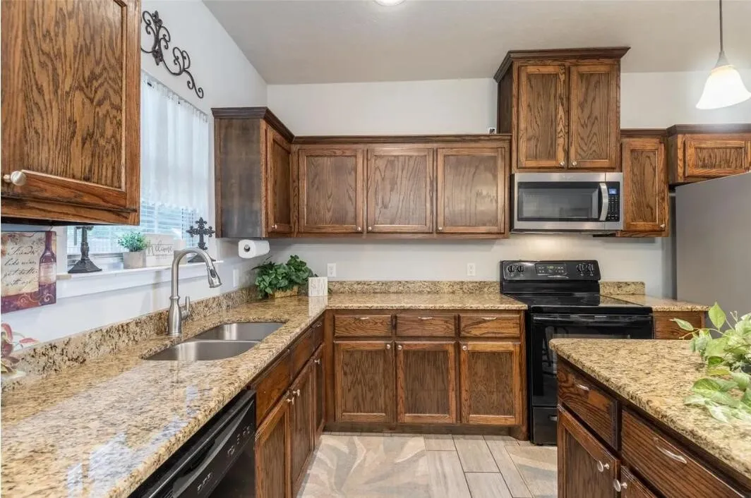 Single Family Residence For Rent in Hunt County , 4812 Jefferson Street, Greenville, Texas 75401, 3 Bedroom, 2 Bathroom, 2 Garage spaces, 1,299 Sqft, built in 2018, mls#21379133, Real Estate Agent in Greenville, Homes For Rent in Hunt county, Homes For Rent in Greenville, Realtor in Greenville Texas, Real Estate Brokerage Independent Realty Texas, Luminita Cordes Realtor