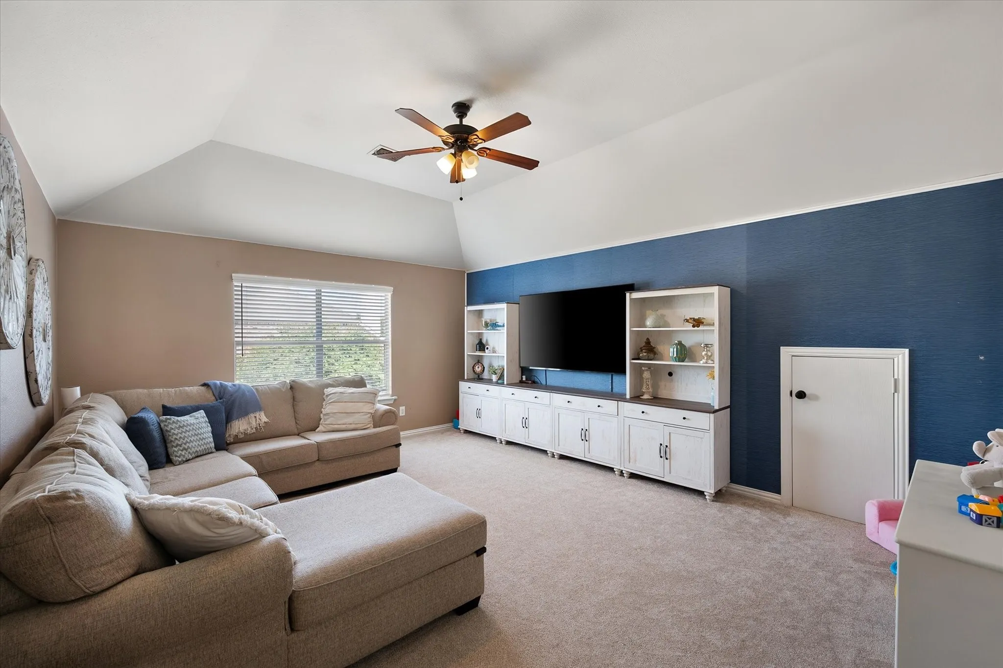 Single Family Residence For Sale in Tarrant County , 13801 Hunter Jake Drive, Fort Worth, Texas 76052, 4 Bedroom, 4 Bathroom, 2 Garage spaces, 2,965 Sqft, built in 2006, mls#21377687, Real Estate Agent in Fort Worth, Homes For Sale in Tarrant county, Homes For Sale in Fort Worth, Realtor in Fort Worth Texas, Real Estate Brokerage Independent Realty Texas, Luminita Cordes Realtor