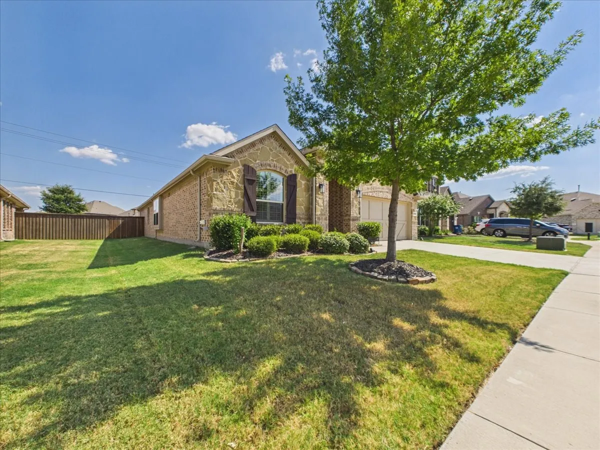 Single Family Residence For Sale in Denton County , 4709 London Avenue, Celina, Texas 76227, 3 Bedroom, 2 Bathroom, 2 Garage spaces, 1,874 Sqft, built in 2018, mls#21379136, Real Estate Agent in Celina, Homes For Sale in Denton county, Homes For Sale in Celina, Realtor in Celina Texas, Real Estate Brokerage Independent Realty Texas, Luminita Cordes Realtor