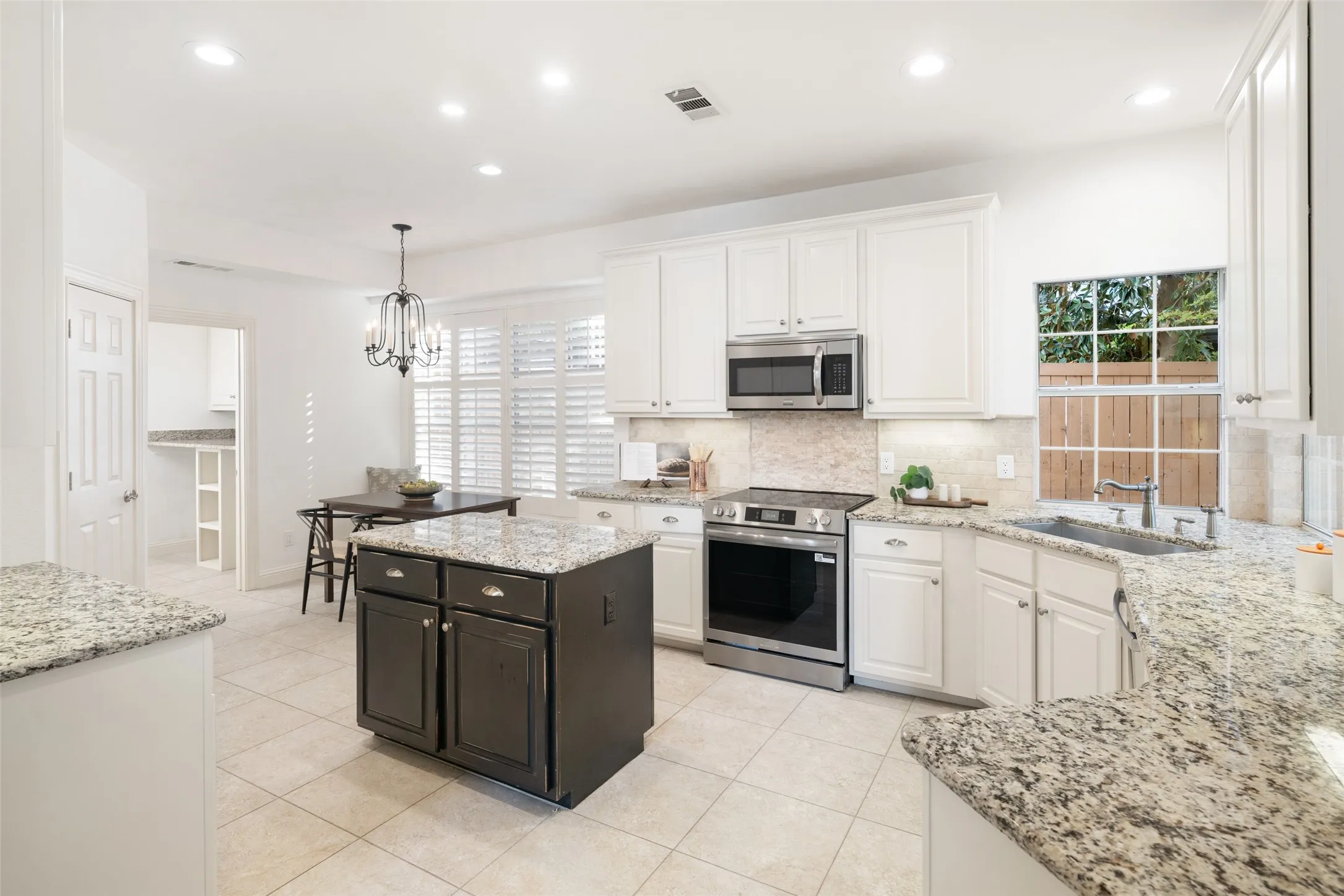 Single Family Residence For Sale in Dallas County , 8915 White Pine Lane, Dallas, Texas 75238, 3 Bedroom, 3 Bathroom, 2 Garage spaces, 2,292 Sqft, built in 1999, mls#21378592, Real Estate Agent in Dallas, Homes For Sale in Dallas county, Homes For Sale in Dallas, Realtor in Dallas Texas, Real Estate Brokerage Independent Realty Texas, Luminita Cordes Realtor