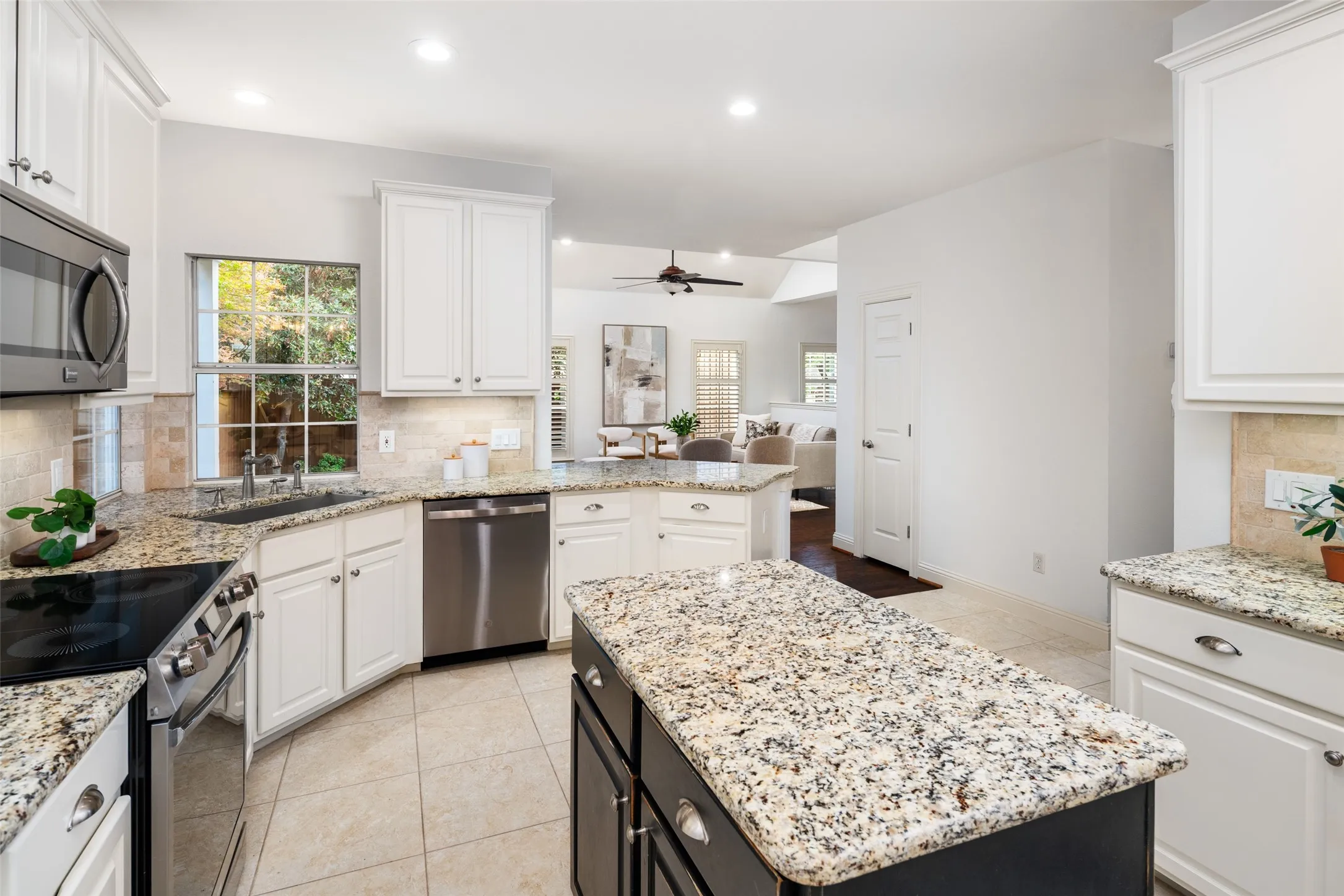 Single Family Residence For Sale in Dallas County , 8915 White Pine Lane, Dallas, Texas 75238, 3 Bedroom, 3 Bathroom, 2 Garage spaces, 2,292 Sqft, built in 1999, mls#21378592, Real Estate Agent in Dallas, Homes For Sale in Dallas county, Homes For Sale in Dallas, Realtor in Dallas Texas, Real Estate Brokerage Independent Realty Texas, Luminita Cordes Realtor