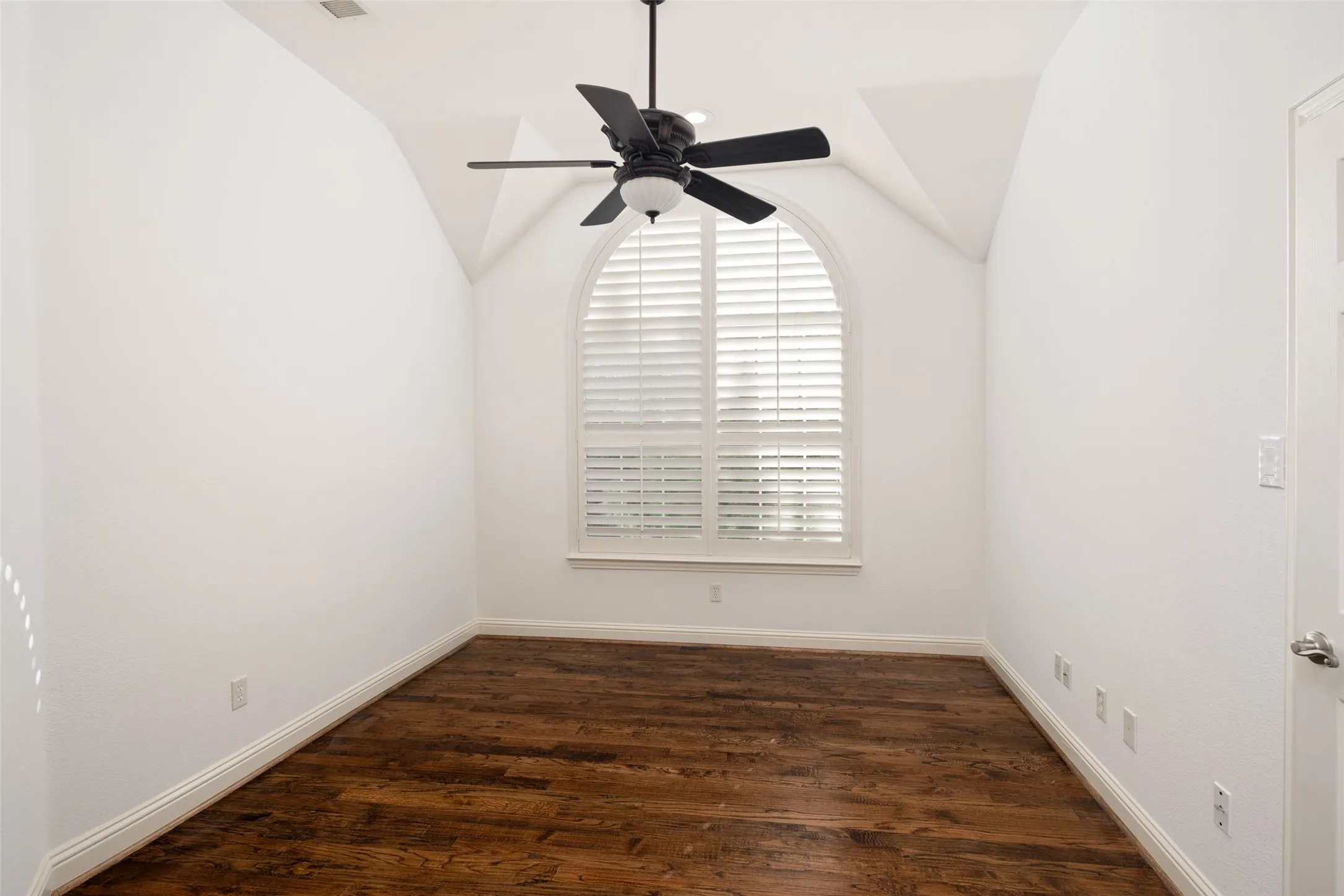 Single Family Residence For Sale in Dallas County , 8915 White Pine Lane, Dallas, Texas 75238, 3 Bedroom, 3 Bathroom, 2 Garage spaces, 2,292 Sqft, built in 1999, mls#21378592, Real Estate Agent in Dallas, Homes For Sale in Dallas county, Homes For Sale in Dallas, Realtor in Dallas Texas, Real Estate Brokerage Independent Realty Texas, Luminita Cordes Realtor