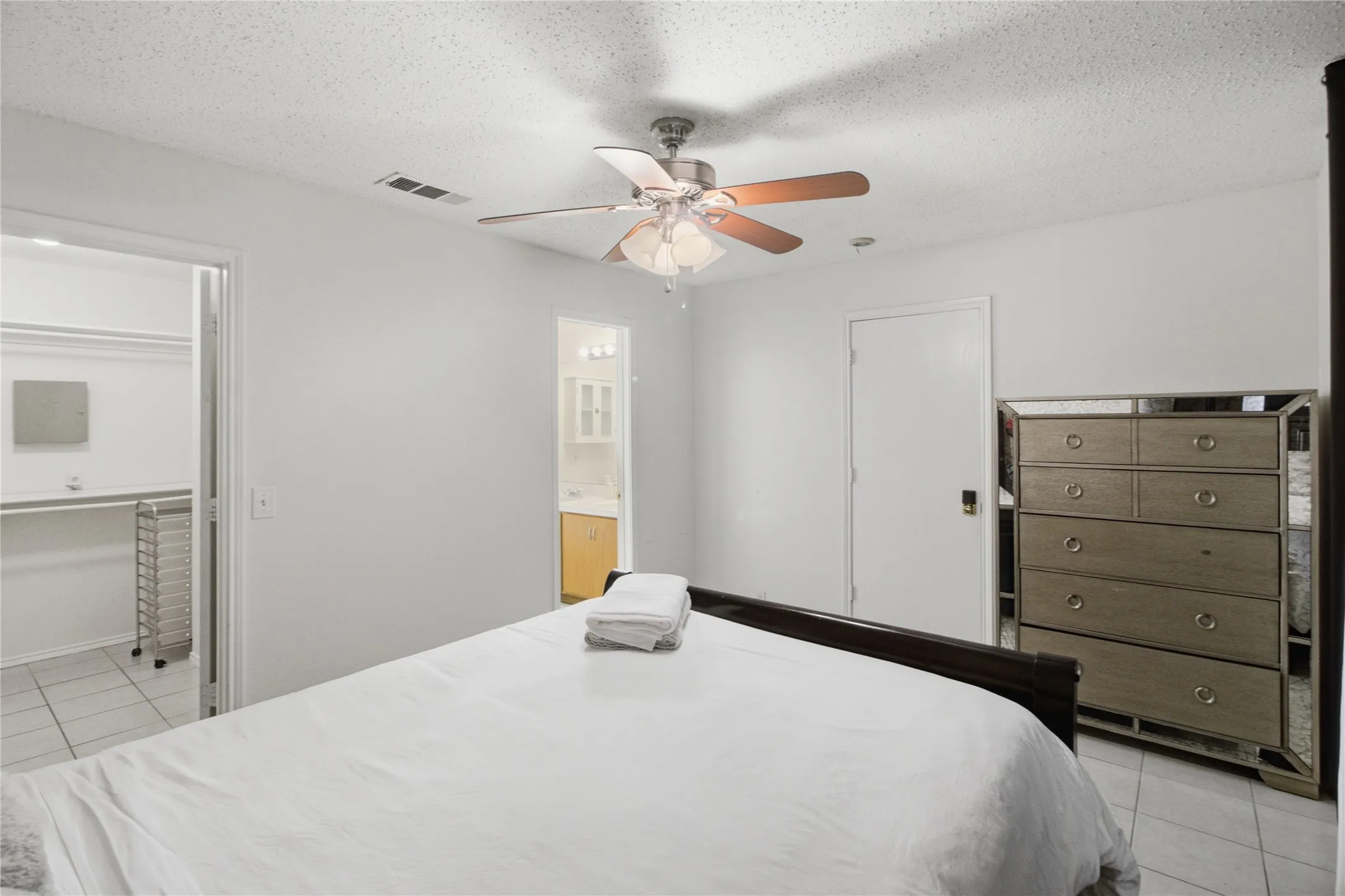 Single Family Residence For Sale in Dallas County , 7132 Lanyon Drive, Dallas, Texas 75227, 4 Bedroom, 2 Bathroom, 2 Garage spaces, 1,515 Sqft, built in 1999, mls#21379100, Real Estate Agent in Dallas, Homes For Sale in Dallas county, Homes For Sale in Dallas, Realtor in Dallas Texas, Real Estate Brokerage Independent Realty Texas, Luminita Cordes Realtor