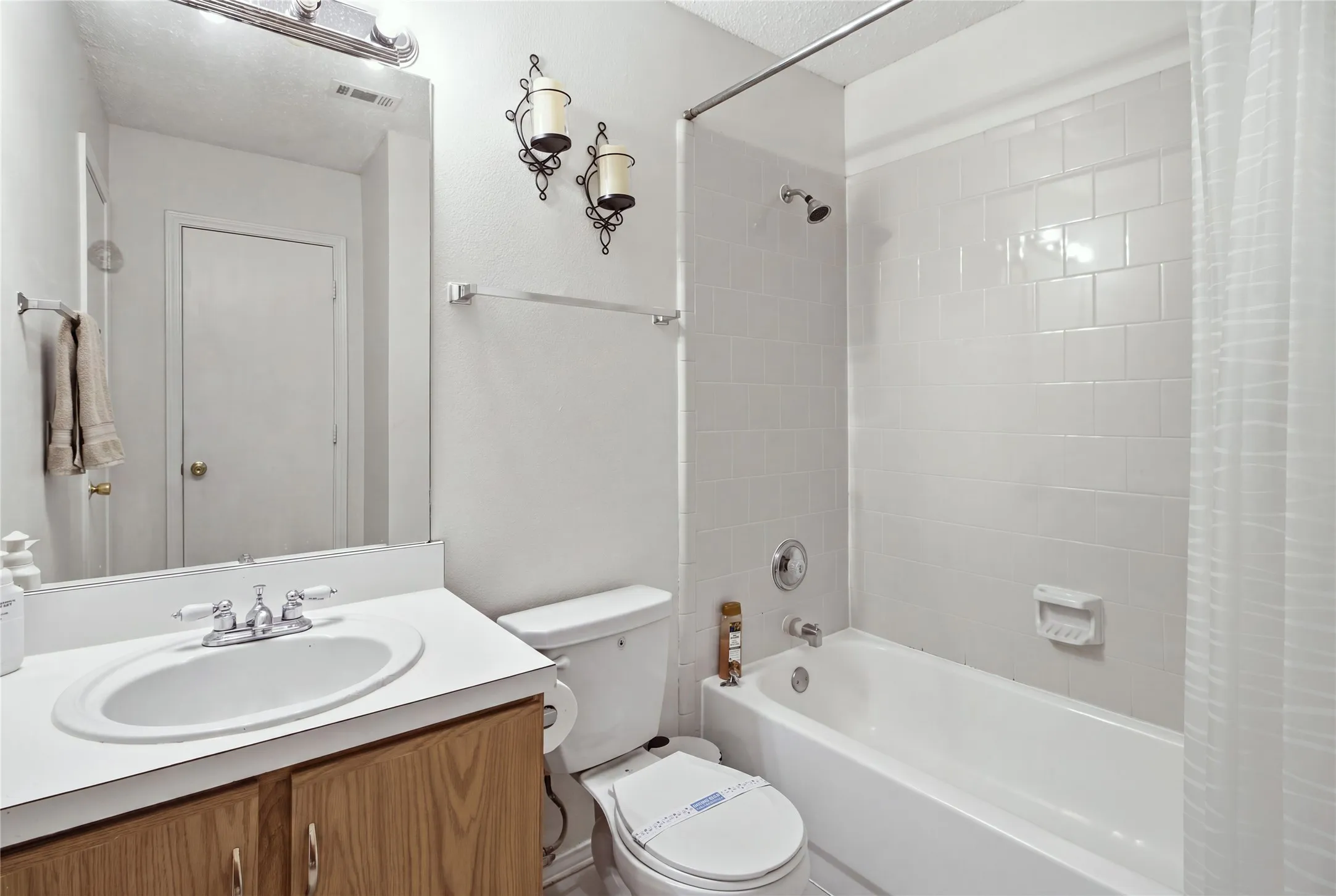 Single Family Residence For Sale in Dallas County , 7132 Lanyon Drive, Dallas, Texas 75227, 4 Bedroom, 2 Bathroom, 2 Garage spaces, 1,515 Sqft, built in 1999, mls#21379100, Real Estate Agent in Dallas, Homes For Sale in Dallas county, Homes For Sale in Dallas, Realtor in Dallas Texas, Real Estate Brokerage Independent Realty Texas, Luminita Cordes Realtor