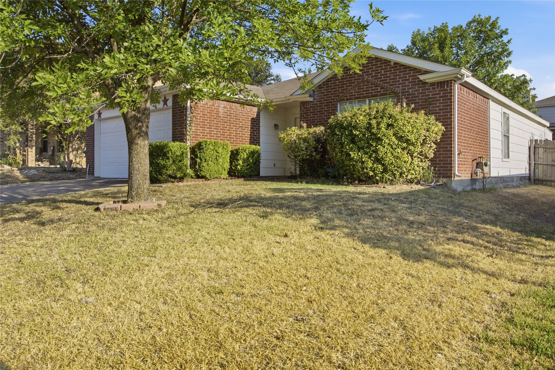 Single Family Residence For Sale in Dallas County , 7132 Lanyon Drive, Dallas, Texas 75227, 4 Bedroom, 2 Bathroom, 2 Garage spaces, 1,515 Sqft, built in 1999, mls#21379100, Real Estate Agent in Dallas, Homes For Sale in Dallas county, Homes For Sale in Dallas, Realtor in Dallas Texas, Real Estate Brokerage Independent Realty Texas, Luminita Cordes Realtor