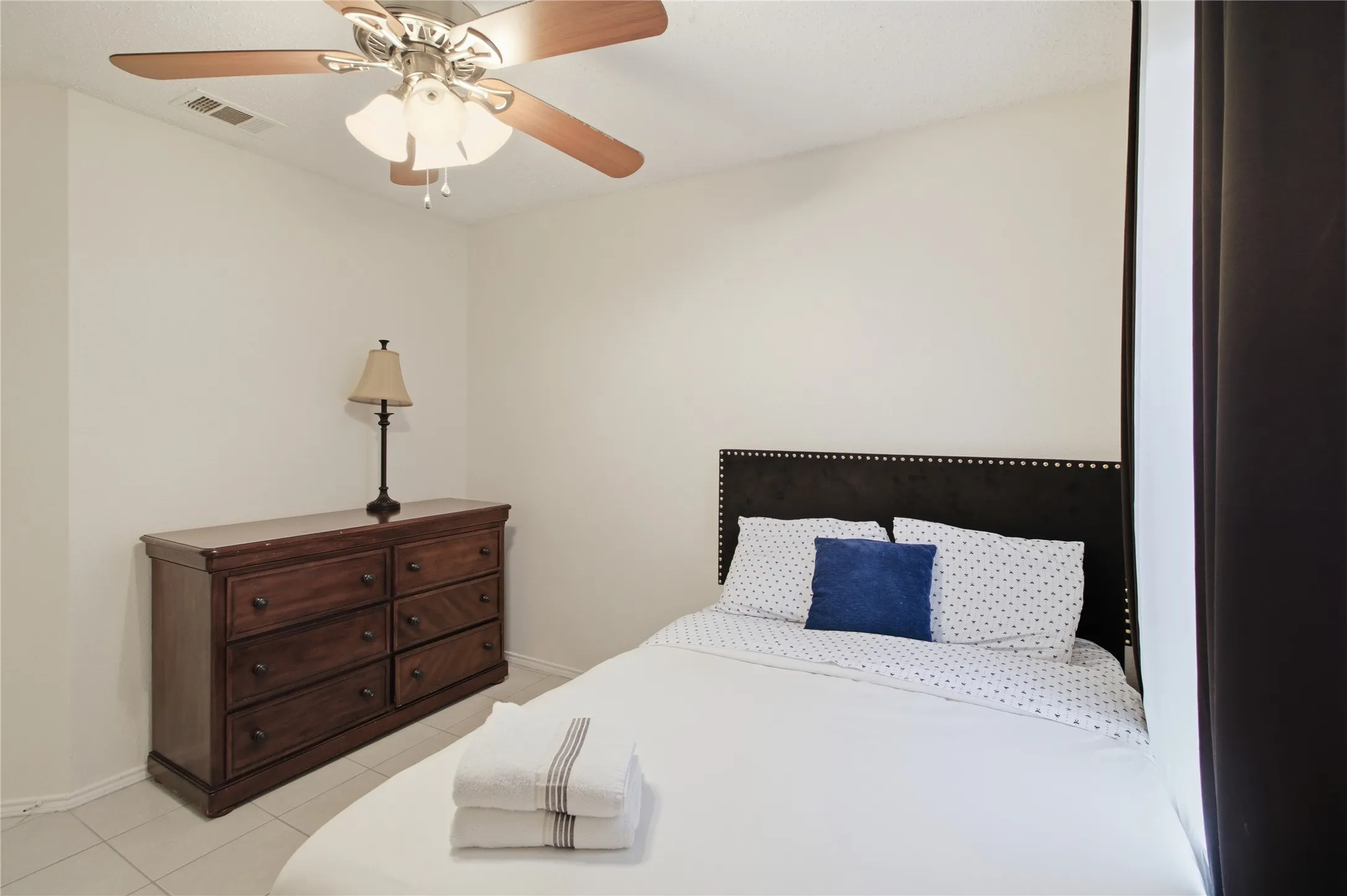 Single Family Residence For Sale in Dallas County , 7132 Lanyon Drive, Dallas, Texas 75227, 4 Bedroom, 2 Bathroom, 2 Garage spaces, 1,515 Sqft, built in 1999, mls#21379100, Real Estate Agent in Dallas, Homes For Sale in Dallas county, Homes For Sale in Dallas, Realtor in Dallas Texas, Real Estate Brokerage Independent Realty Texas, Luminita Cordes Realtor