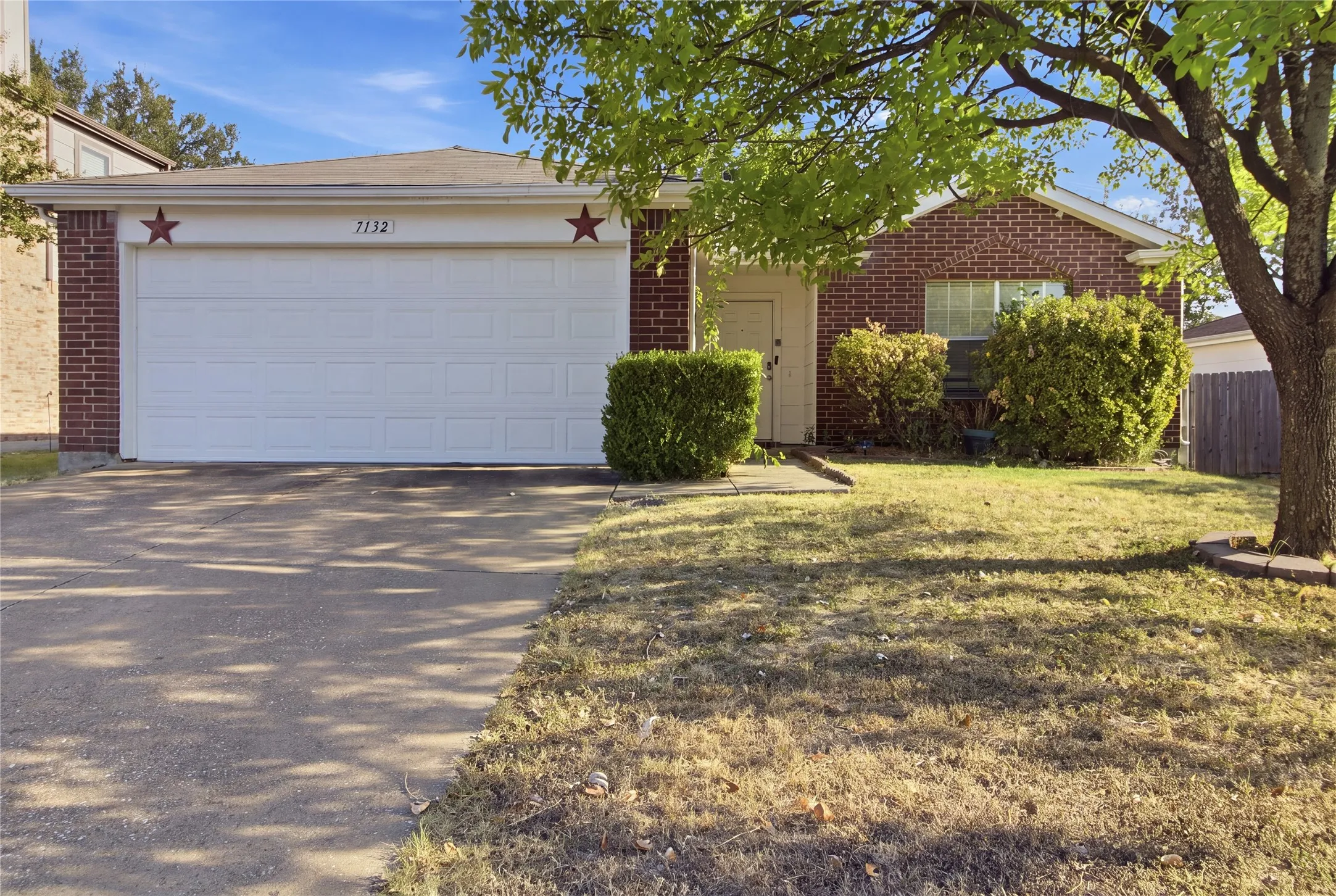 Single Family Residence For Sale in Dallas County , 7132 Lanyon Drive, Dallas, Texas 75227, 4 Bedroom, 2 Bathroom, 2 Garage spaces, 1,515 Sqft, built in 1999, mls#21379100, Real Estate Agent in Dallas, Homes For Sale in Dallas county, Homes For Sale in Dallas, Realtor in Dallas Texas, Real Estate Brokerage Independent Realty Texas, Luminita Cordes Realtor