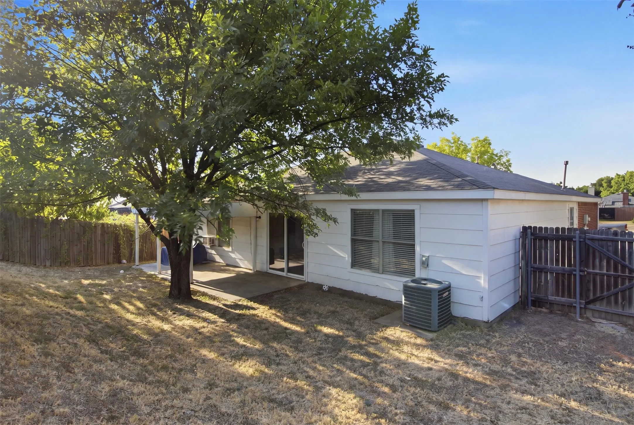 Single Family Residence For Sale in Dallas County , 7132 Lanyon Drive, Dallas, Texas 75227, 4 Bedroom, 2 Bathroom, 2 Garage spaces, 1,515 Sqft, built in 1999, mls#21379100, Real Estate Agent in Dallas, Homes For Sale in Dallas county, Homes For Sale in Dallas, Realtor in Dallas Texas, Real Estate Brokerage Independent Realty Texas, Luminita Cordes Realtor
