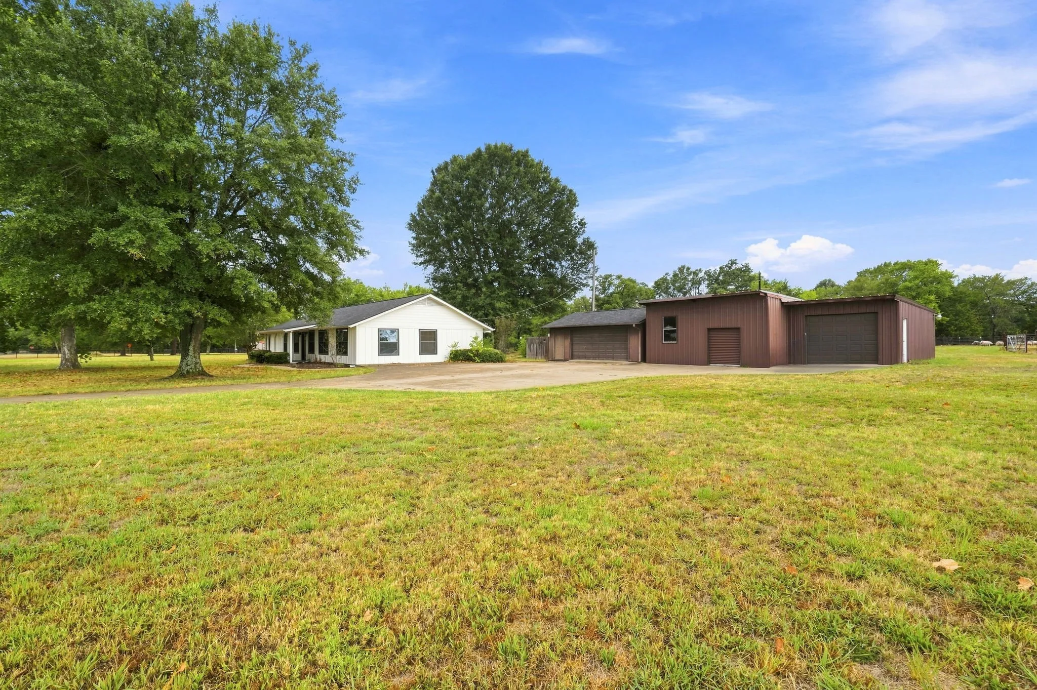 Single Family Residence For Rent in Van Zandt County , 7942 Fm 859, Edgewood, Texas 75117, 4 Bedroom, 2 Bathroom, Garage spaces, 2,100 Sqft, built in 1975, mls#21379139, Real Estate Agent in Edgewood, Homes For Rent in Van Zandt county, Homes For Rent in Edgewood, Realtor in Edgewood Texas, Real Estate Brokerage Independent Realty Texas, Luminita Cordes Realtor