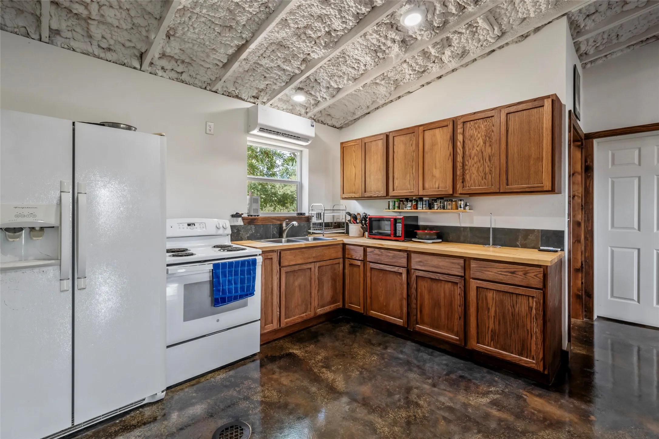 Single Family Residence For Sale in Anderson County , 6899 TX-19 Highway, Palestine, Texas 75803, 3 Bedroom, 2 Bathroom, Garage spaces, 1,350 Sqft, built in 2021, mls#21379147, Real Estate Agent in Palestine, Homes For Sale in Anderson county, Homes For Sale in Palestine, Realtor in Palestine Texas, Real Estate Brokerage Independent Realty Texas, Luminita Cordes Realtor