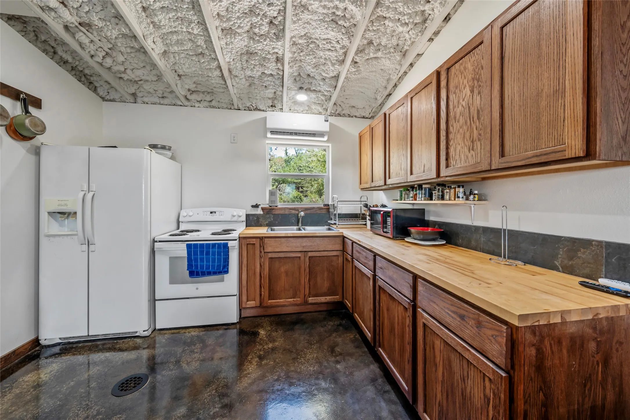 Single Family Residence For Sale in Anderson County , 6899 TX-19 Highway, Palestine, Texas 75803, 3 Bedroom, 2 Bathroom, Garage spaces, 1,350 Sqft, built in 2021, mls#21379147, Real Estate Agent in Palestine, Homes For Sale in Anderson county, Homes For Sale in Palestine, Realtor in Palestine Texas, Real Estate Brokerage Independent Realty Texas, Luminita Cordes Realtor