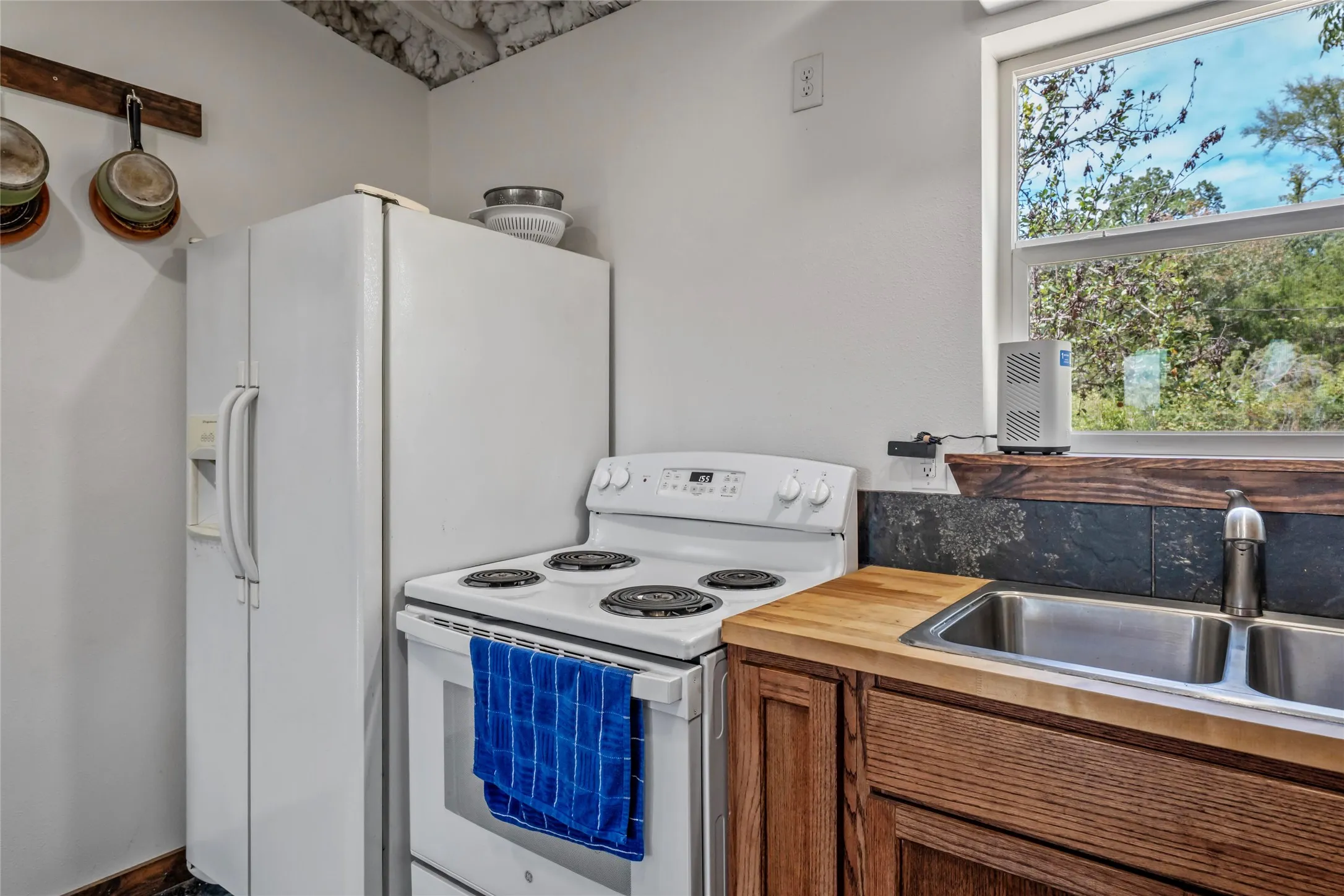 Single Family Residence For Sale in Anderson County , 6899 TX-19 Highway, Palestine, Texas 75803, 3 Bedroom, 2 Bathroom, Garage spaces, 1,350 Sqft, built in 2021, mls#21379147, Real Estate Agent in Palestine, Homes For Sale in Anderson county, Homes For Sale in Palestine, Realtor in Palestine Texas, Real Estate Brokerage Independent Realty Texas, Luminita Cordes Realtor
