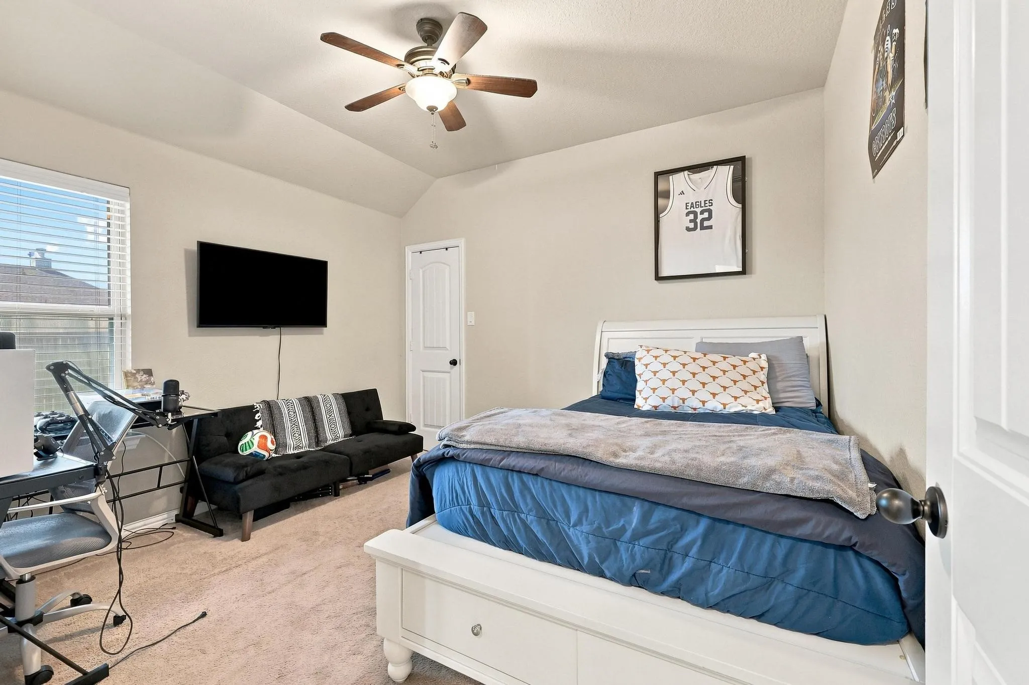 Split Bedroom, Great Size, Walk-In Closet