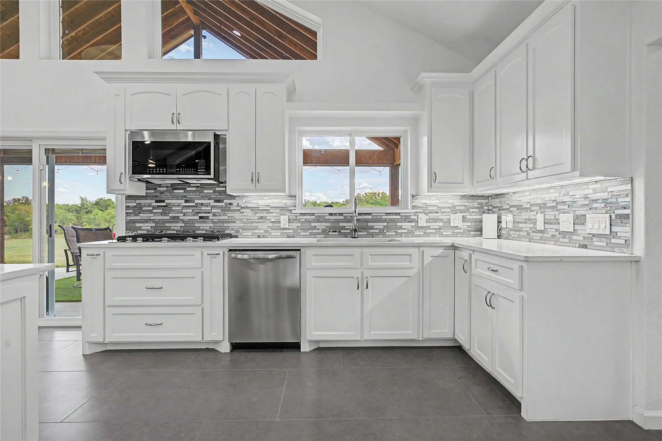 Single Family Residence For Sale in Collin County , 8615 County Road 534, Whitewright, Texas 75491, 4 Bedroom, 4 Bathroom, 3 Garage spaces, 3,040 Sqft, built in 2024, mls#21378733, Real Estate Agent in Whitewright, Homes For Sale in Collin county, Homes For Sale in Whitewright, Realtor in Whitewright Texas, Real Estate Brokerage Independent Realty Texas, Luminita Cordes Realtor