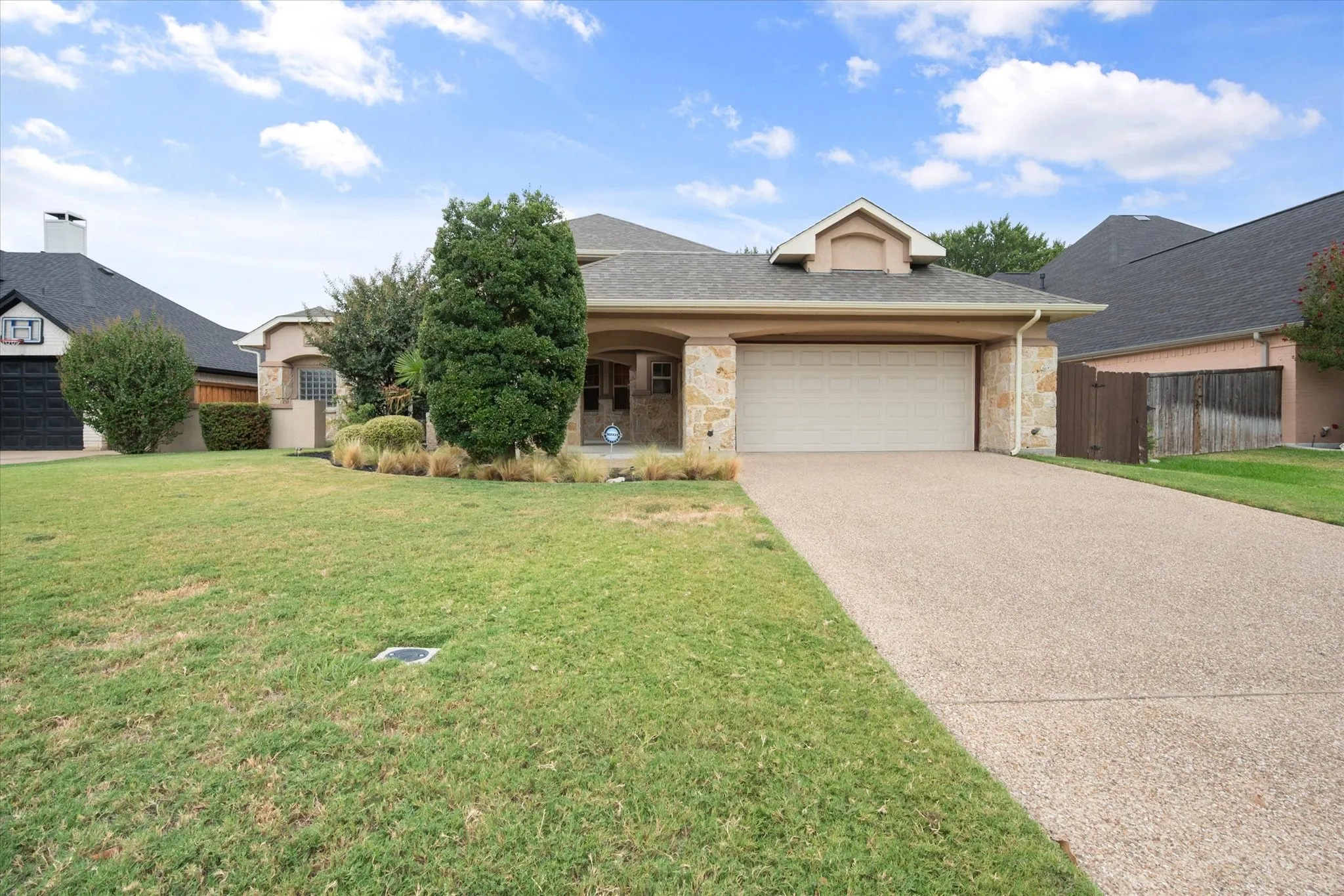 Single Family Residence For Sale in Tarrant County , 2509 Thoroughbred Lane, Mansfield, Texas 76063, 3 Bedroom, 3 Bathroom, 2 Garage spaces, 2,536 Sqft, built in 2009, mls#21375748, Real Estate Agent in Mansfield, Homes For Sale in Tarrant county, Homes For Sale in Mansfield, Realtor in Mansfield Texas, Real Estate Brokerage Independent Realty Texas, Luminita Cordes Realtor