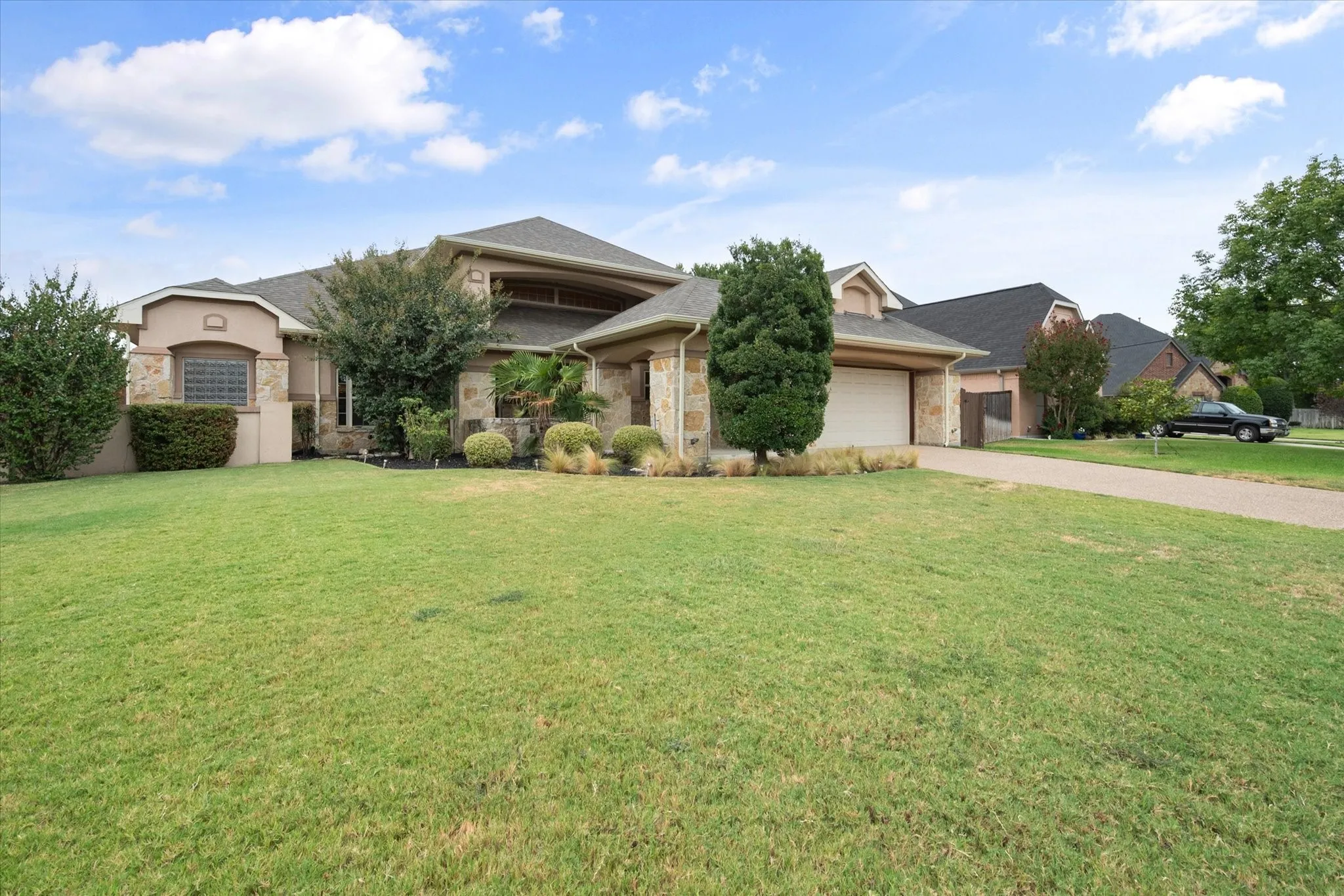 Single Family Residence For Sale in Tarrant County , 2509 Thoroughbred Lane, Mansfield, Texas 76063, 3 Bedroom, 3 Bathroom, 2 Garage spaces, 2,536 Sqft, built in 2009, mls#21375748, Real Estate Agent in Mansfield, Homes For Sale in Tarrant county, Homes For Sale in Mansfield, Realtor in Mansfield Texas, Real Estate Brokerage Independent Realty Texas, Luminita Cordes Realtor