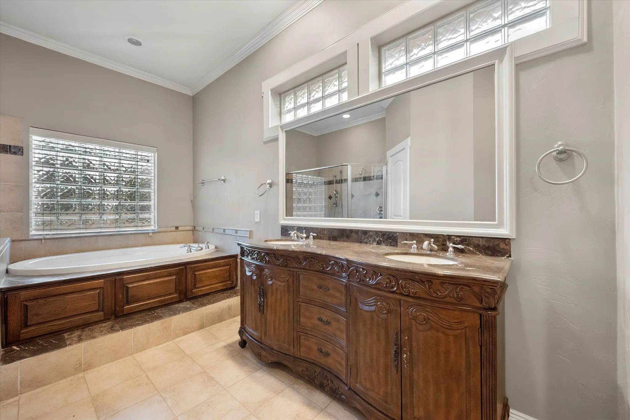 Custom vanity with duel sinks. Jetted tub