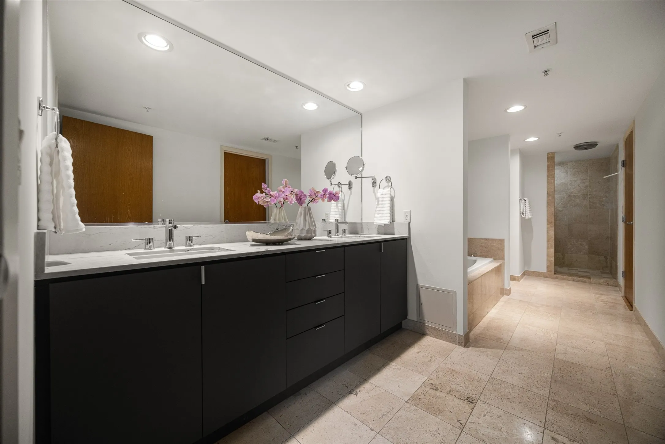 Condominium For Sale in Dallas County , 2011 Cedar Springs 305, Dallas, Texas 75201, 1 Bedroom, 2 Bathroom, 2 Garage spaces, 2,306 Sqft, built in 1999, mls#21369147, Real Estate Agent in Dallas, Homes For Sale in Dallas county, Homes For Sale in Dallas, Realtor in Dallas Texas, Real Estate Brokerage Independent Realty Texas, Luminita Cordes Realtor