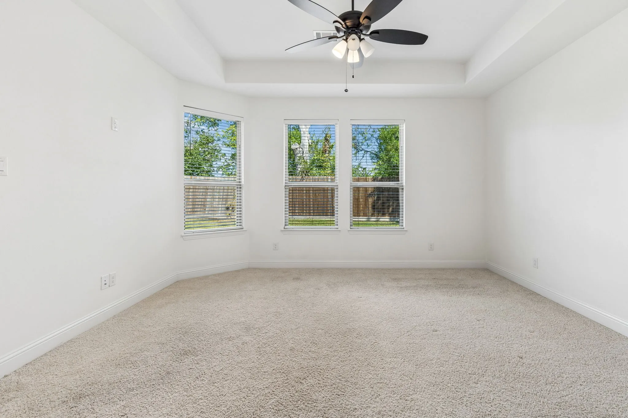Recessed ceiling with a central ceiling fan