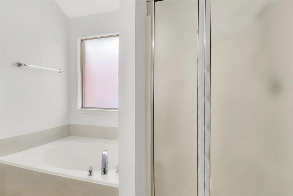 Single Family Residence For Rent in Tarrant County , 4204 Enchanted Rock Lane, Fort Worth, Texas 76244, 3 Bedroom, 2 Bathroom, 2 Garage spaces, 1,678 Sqft, built in 2006, mls#21379116, Real Estate Agent in Fort Worth, Homes For Rent in Tarrant county, Homes For Rent in Fort Worth, Realtor in Fort Worth Texas, Real Estate Brokerage Independent Realty Texas, Luminita Cordes Realtor