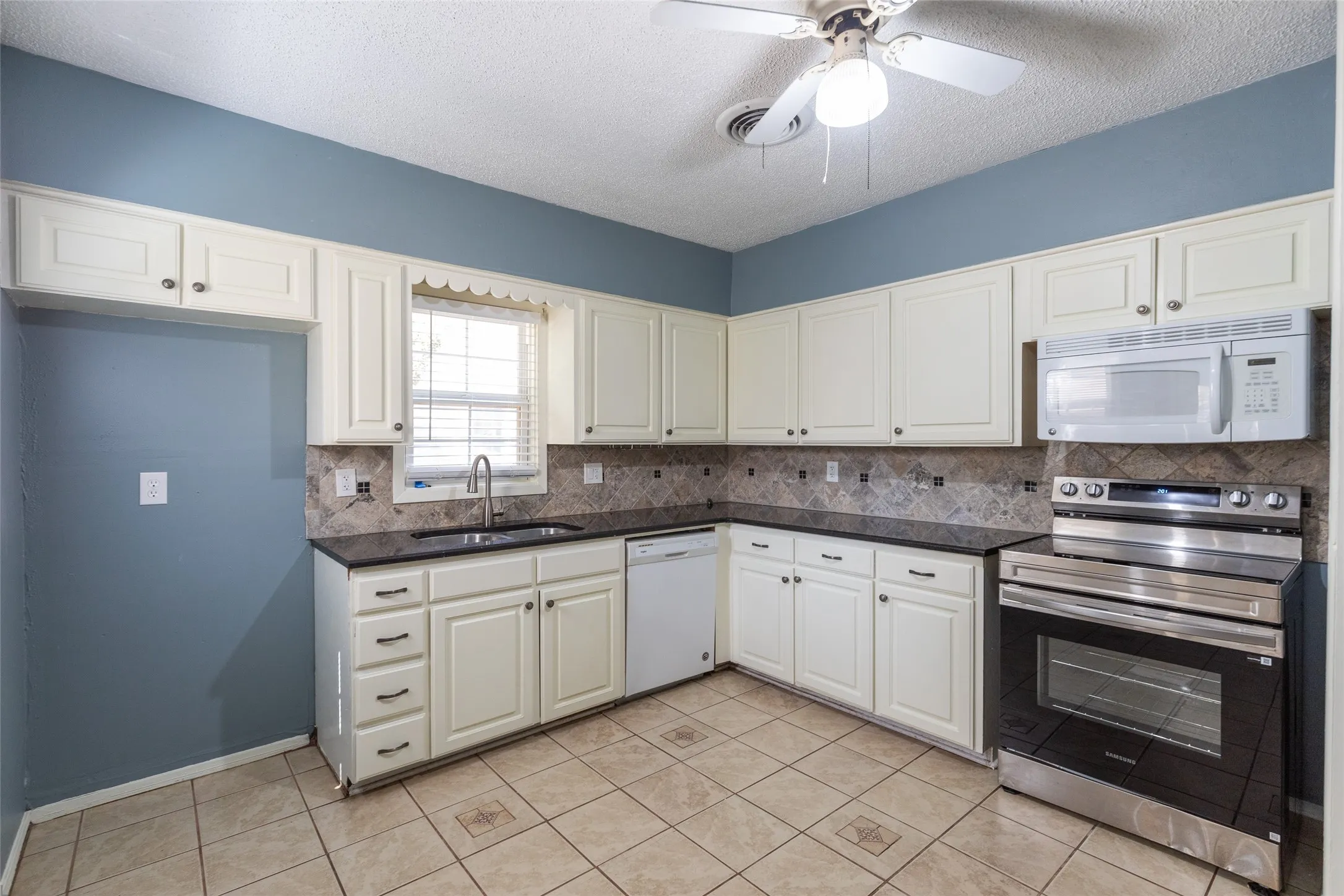 Single Family Residence For Sale in Taylor County , 890 Ballinger Street, Abilene, Texas 79605, 3 Bedroom, 2 Bathroom, 2 Garage spaces, 1,652 Sqft, built in 1941, mls#21378504, Real Estate Agent in Abilene, Homes For Sale in Taylor county, Homes For Sale in Abilene, Realtor in Abilene Texas, Real Estate Brokerage Independent Realty Texas, Luminita Cordes Realtor