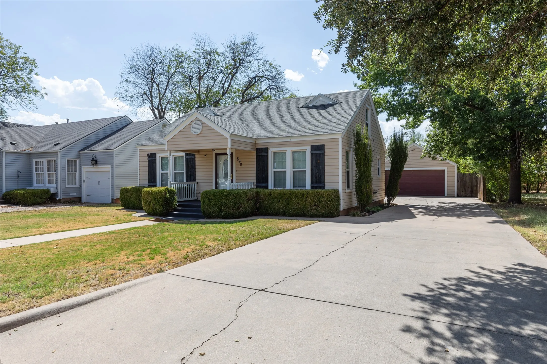 Single Family Residence For Sale in Taylor County , 890 Ballinger Street, Abilene, Texas 79605, 3 Bedroom, 2 Bathroom, 2 Garage spaces, 1,652 Sqft, built in 1941, mls#21378504, Real Estate Agent in Abilene, Homes For Sale in Taylor county, Homes For Sale in Abilene, Realtor in Abilene Texas, Real Estate Brokerage Independent Realty Texas, Luminita Cordes Realtor