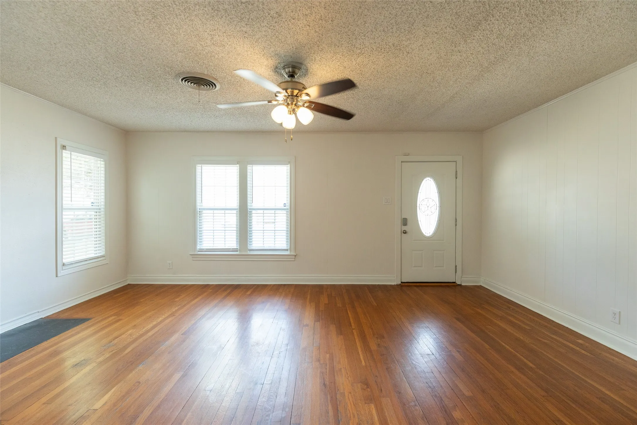 Single Family Residence For Sale in Taylor County , 890 Ballinger Street, Abilene, Texas 79605, 3 Bedroom, 2 Bathroom, 2 Garage spaces, 1,652 Sqft, built in 1941, mls#21378504, Real Estate Agent in Abilene, Homes For Sale in Taylor county, Homes For Sale in Abilene, Realtor in Abilene Texas, Real Estate Brokerage Independent Realty Texas, Luminita Cordes Realtor