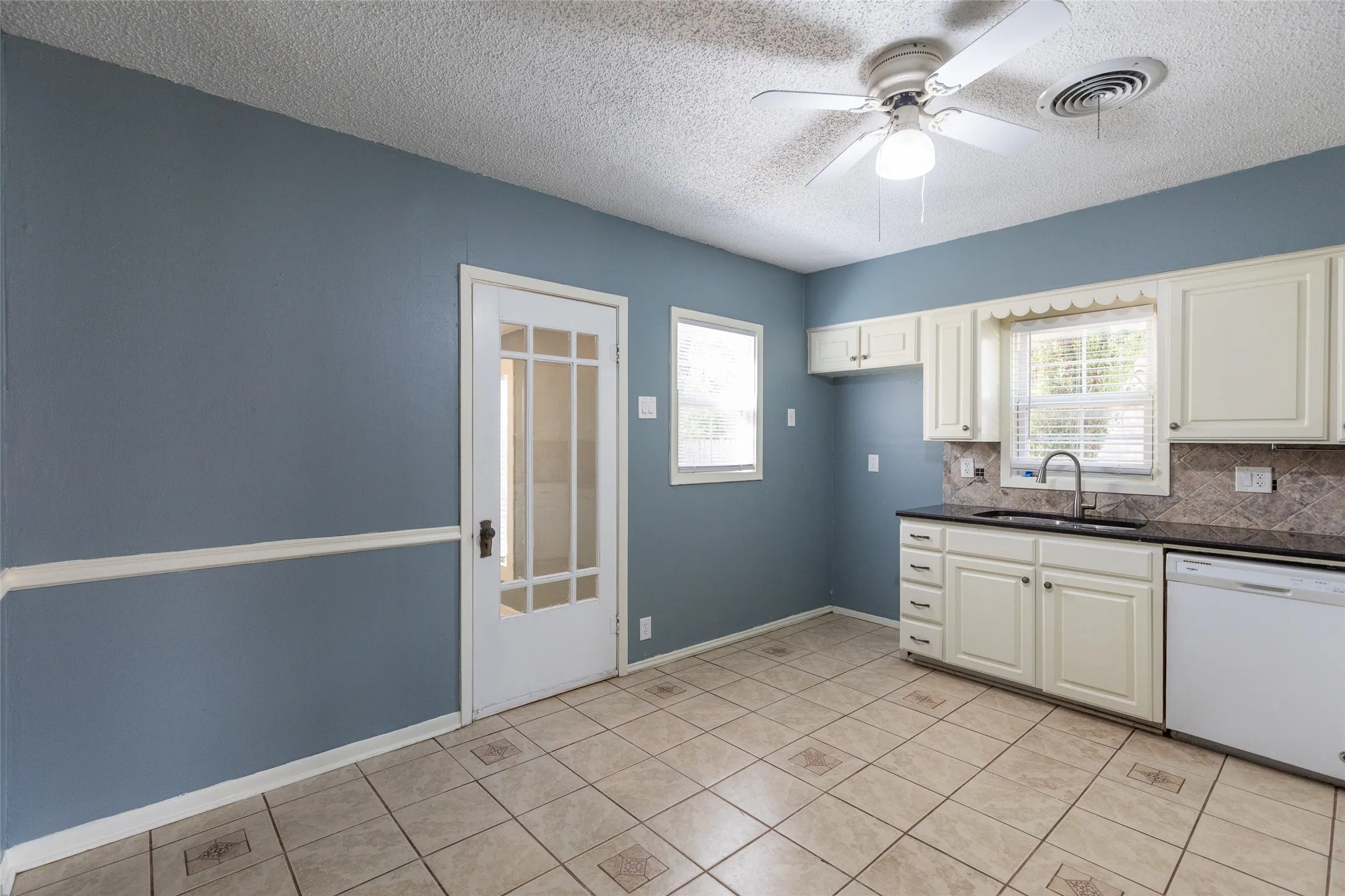 Single Family Residence For Sale in Taylor County , 890 Ballinger Street, Abilene, Texas 79605, 3 Bedroom, 2 Bathroom, 2 Garage spaces, 1,652 Sqft, built in 1941, mls#21378504, Real Estate Agent in Abilene, Homes For Sale in Taylor county, Homes For Sale in Abilene, Realtor in Abilene Texas, Real Estate Brokerage Independent Realty Texas, Luminita Cordes Realtor