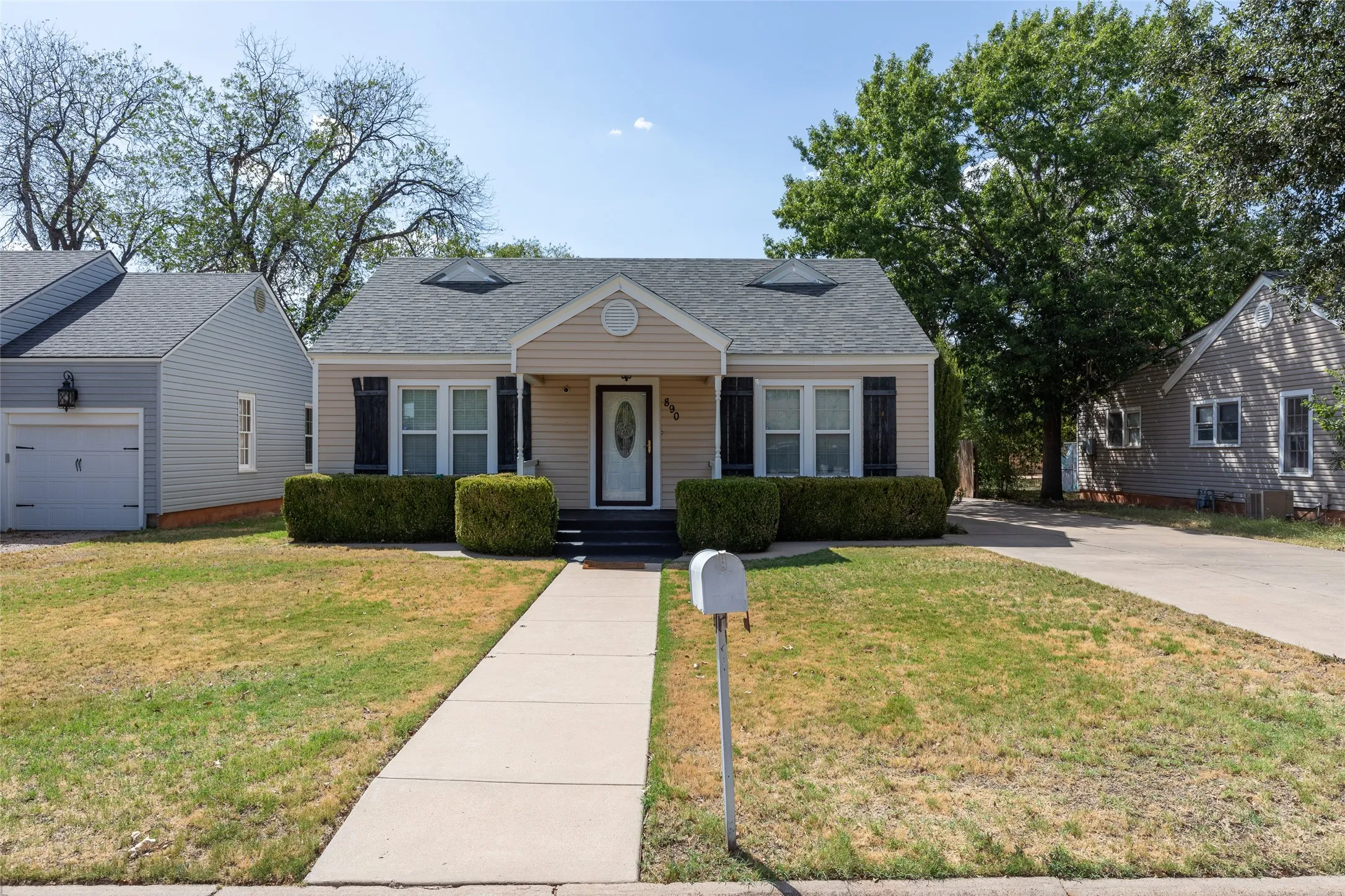 Single Family Residence For Sale in Taylor County , 890 Ballinger Street, Abilene, Texas 79605, 3 Bedroom, 2 Bathroom, 2 Garage spaces, 1,652 Sqft, built in 1941, mls#21378504, Real Estate Agent in Abilene, Homes For Sale in Taylor county, Homes For Sale in Abilene, Realtor in Abilene Texas, Real Estate Brokerage Independent Realty Texas, Luminita Cordes Realtor