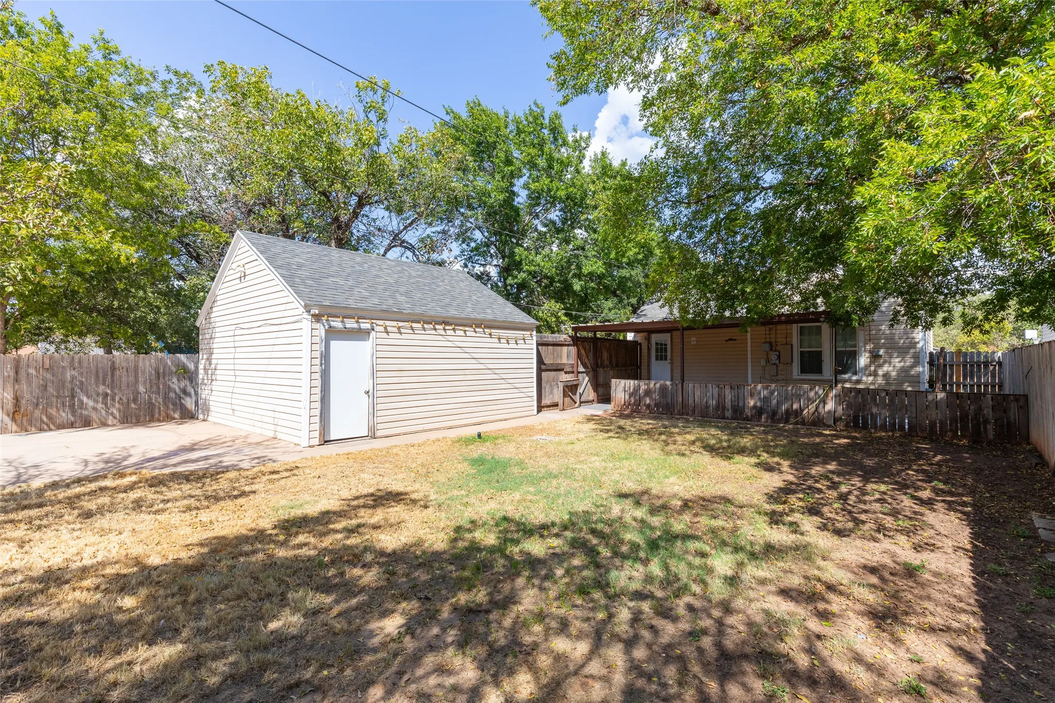 Single Family Residence For Sale in Taylor County , 890 Ballinger Street, Abilene, Texas 79605, 3 Bedroom, 2 Bathroom, 2 Garage spaces, 1,652 Sqft, built in 1941, mls#21378504, Real Estate Agent in Abilene, Homes For Sale in Taylor county, Homes For Sale in Abilene, Realtor in Abilene Texas, Real Estate Brokerage Independent Realty Texas, Luminita Cordes Realtor