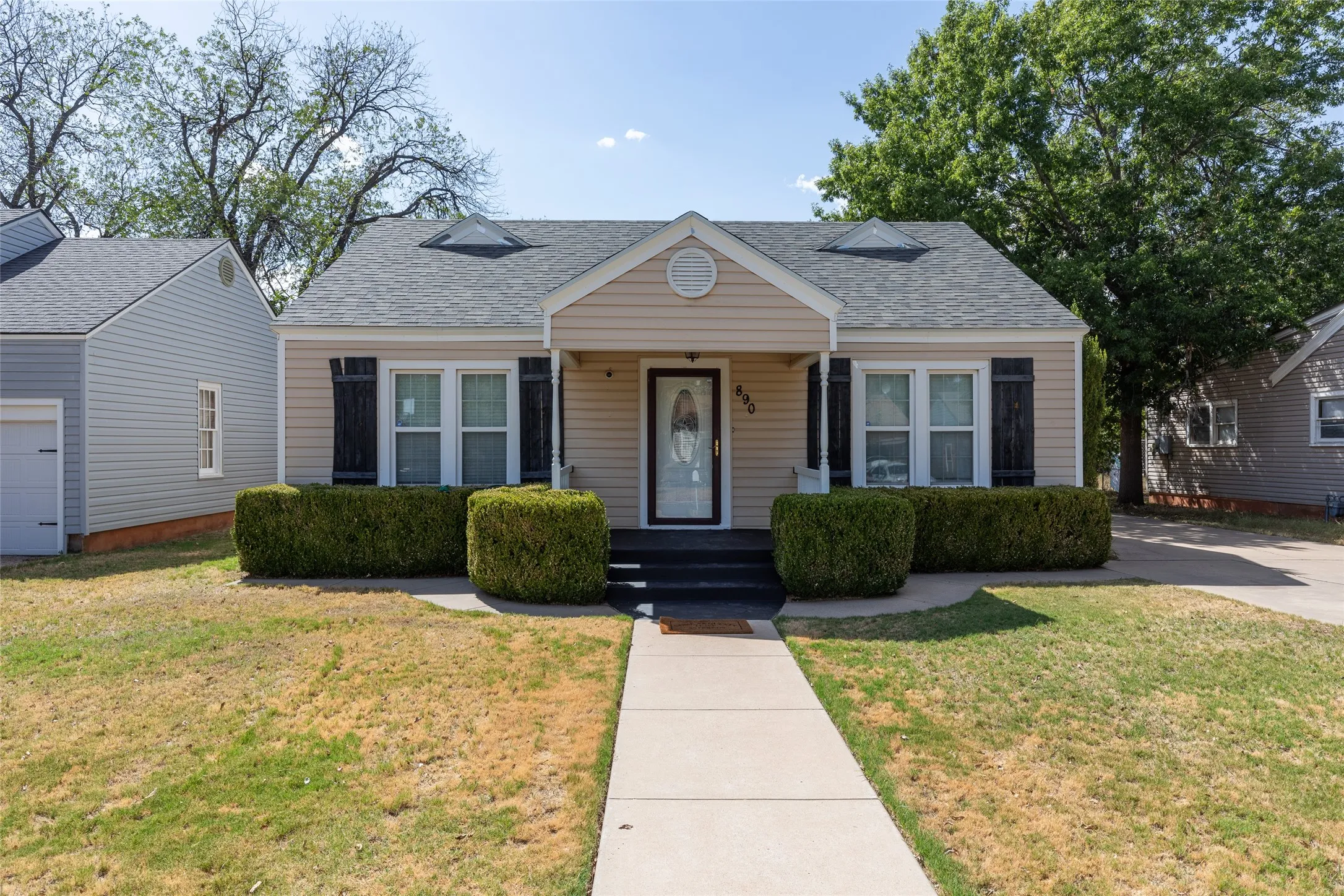 Single Family Residence For Sale in Taylor County , 890 Ballinger Street, Abilene, Texas 79605, 3 Bedroom, 2 Bathroom, 2 Garage spaces, 1,652 Sqft, built in 1941, mls#21378504, Real Estate Agent in Abilene, Homes For Sale in Taylor county, Homes For Sale in Abilene, Realtor in Abilene Texas, Real Estate Brokerage Independent Realty Texas, Luminita Cordes Realtor