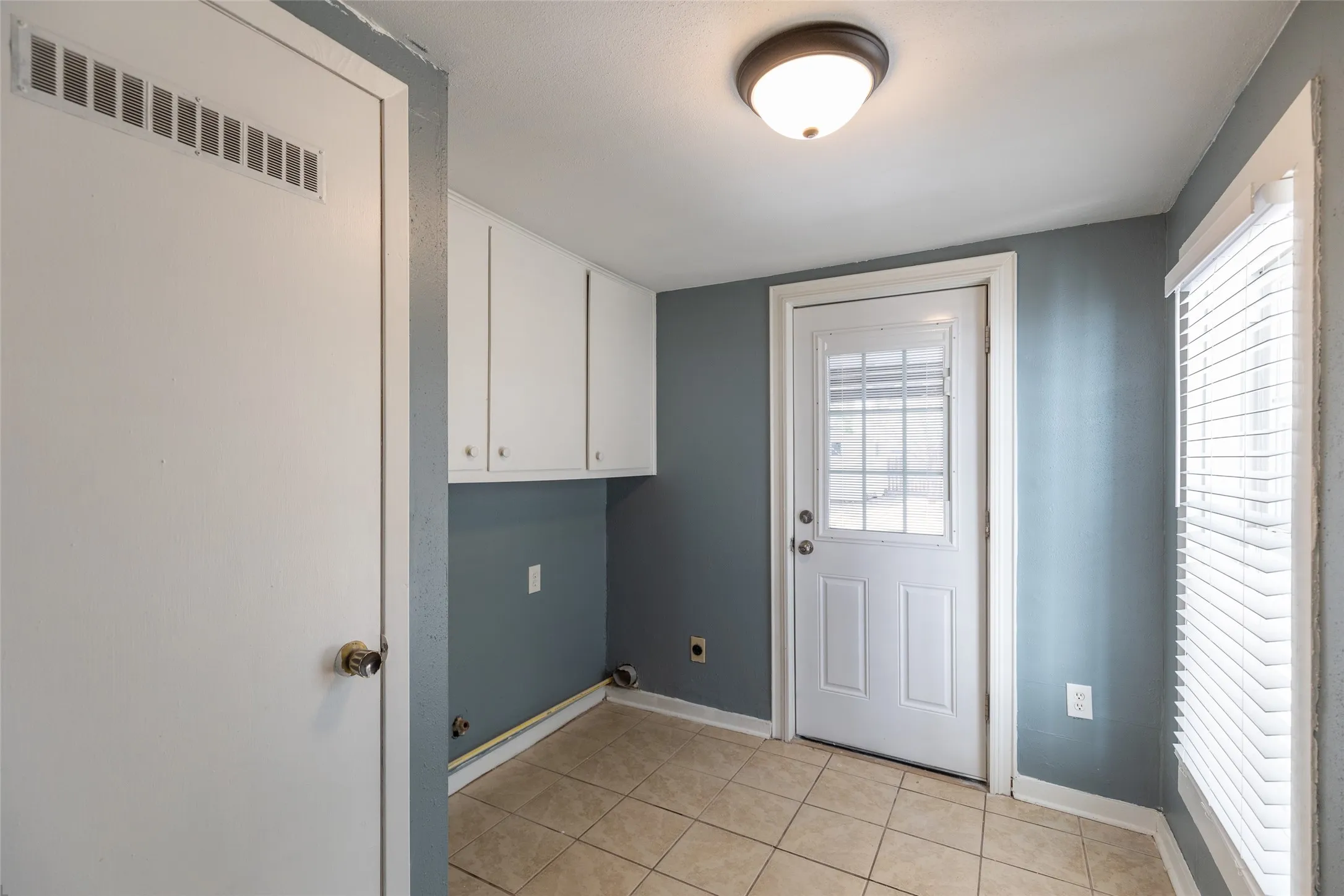 Single Family Residence For Sale in Taylor County , 890 Ballinger Street, Abilene, Texas 79605, 3 Bedroom, 2 Bathroom, 2 Garage spaces, 1,652 Sqft, built in 1941, mls#21378504, Real Estate Agent in Abilene, Homes For Sale in Taylor county, Homes For Sale in Abilene, Realtor in Abilene Texas, Real Estate Brokerage Independent Realty Texas, Luminita Cordes Realtor