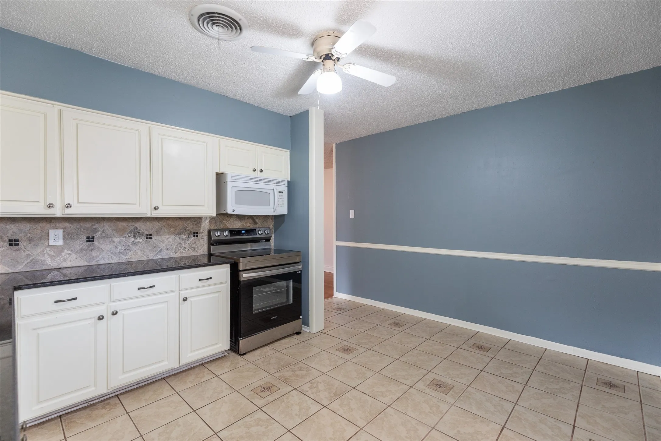 Single Family Residence For Sale in Taylor County , 890 Ballinger Street, Abilene, Texas 79605, 3 Bedroom, 2 Bathroom, 2 Garage spaces, 1,652 Sqft, built in 1941, mls#21378504, Real Estate Agent in Abilene, Homes For Sale in Taylor county, Homes For Sale in Abilene, Realtor in Abilene Texas, Real Estate Brokerage Independent Realty Texas, Luminita Cordes Realtor