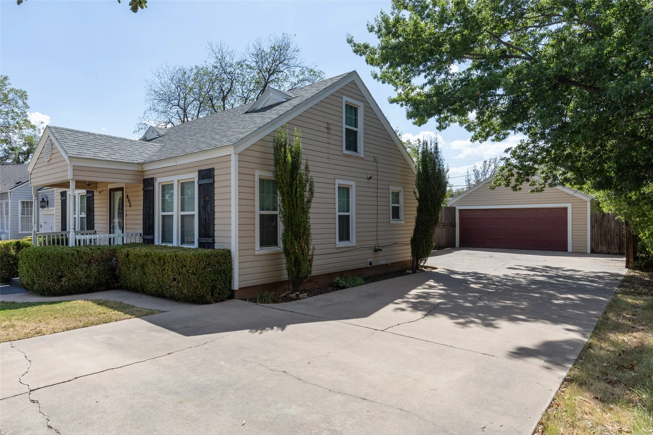 Single Family Residence For Sale in Taylor County , 890 Ballinger Street, Abilene, Texas 79605, 3 Bedroom, 2 Bathroom, 2 Garage spaces, 1,652 Sqft, built in 1941, mls#21378504, Real Estate Agent in Abilene, Homes For Sale in Taylor county, Homes For Sale in Abilene, Realtor in Abilene Texas, Real Estate Brokerage Independent Realty Texas, Luminita Cordes Realtor