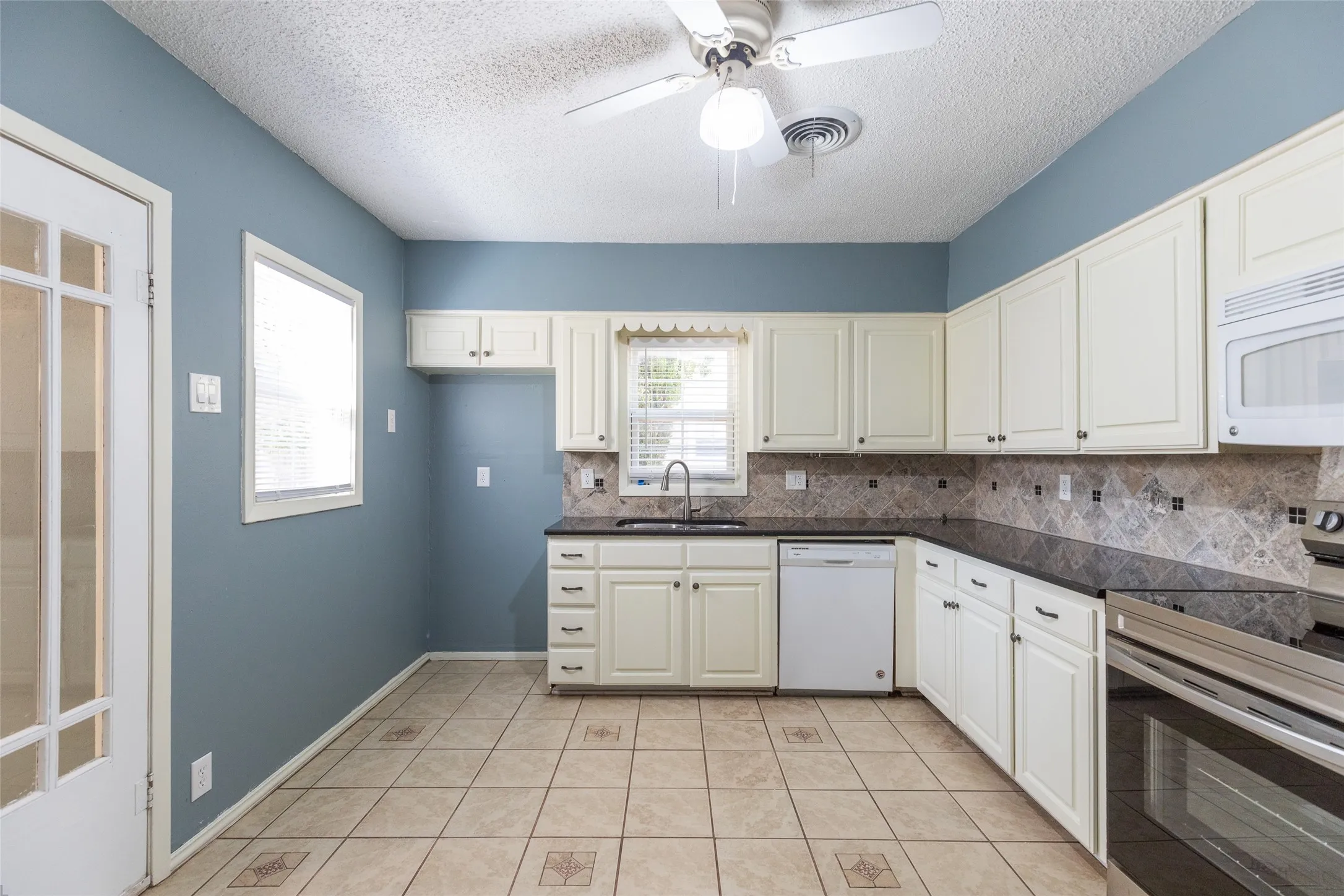 Single Family Residence For Sale in Taylor County , 890 Ballinger Street, Abilene, Texas 79605, 3 Bedroom, 2 Bathroom, 2 Garage spaces, 1,652 Sqft, built in 1941, mls#21378504, Real Estate Agent in Abilene, Homes For Sale in Taylor county, Homes For Sale in Abilene, Realtor in Abilene Texas, Real Estate Brokerage Independent Realty Texas, Luminita Cordes Realtor