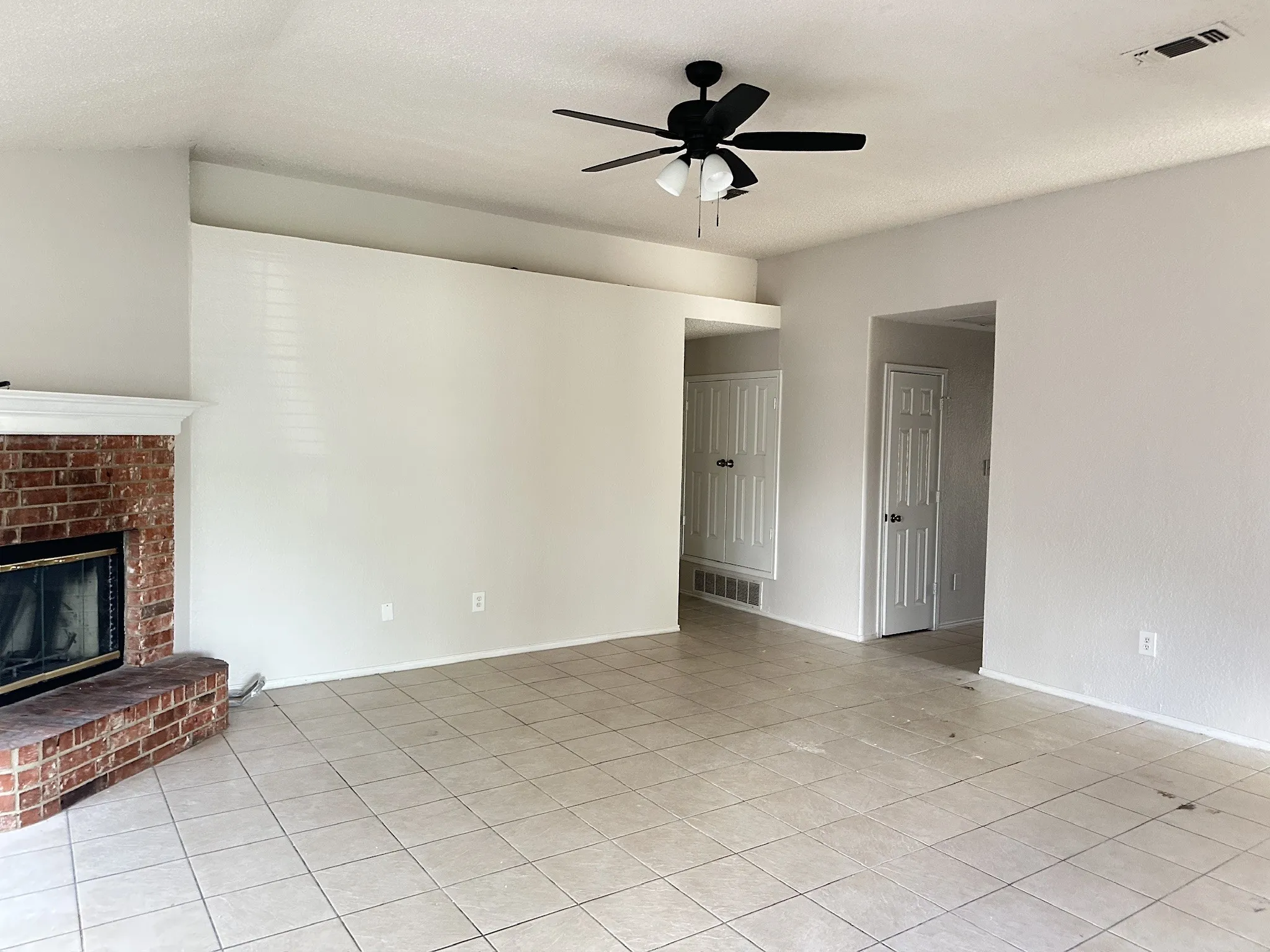 Single Family Residence For Rent in Tarrant County , 1117 Edenbrook Drive, Arlington, Texas 76001, 4 Bedroom, 2 Bathroom, 2 Garage spaces, 1,772 Sqft, built in 1996, mls#21363360, Real Estate Agent in Arlington, Homes For Rent in Tarrant county, Homes For Rent in Arlington, Realtor in Arlington Texas, Real Estate Brokerage Independent Realty Texas, Luminita Cordes Realtor