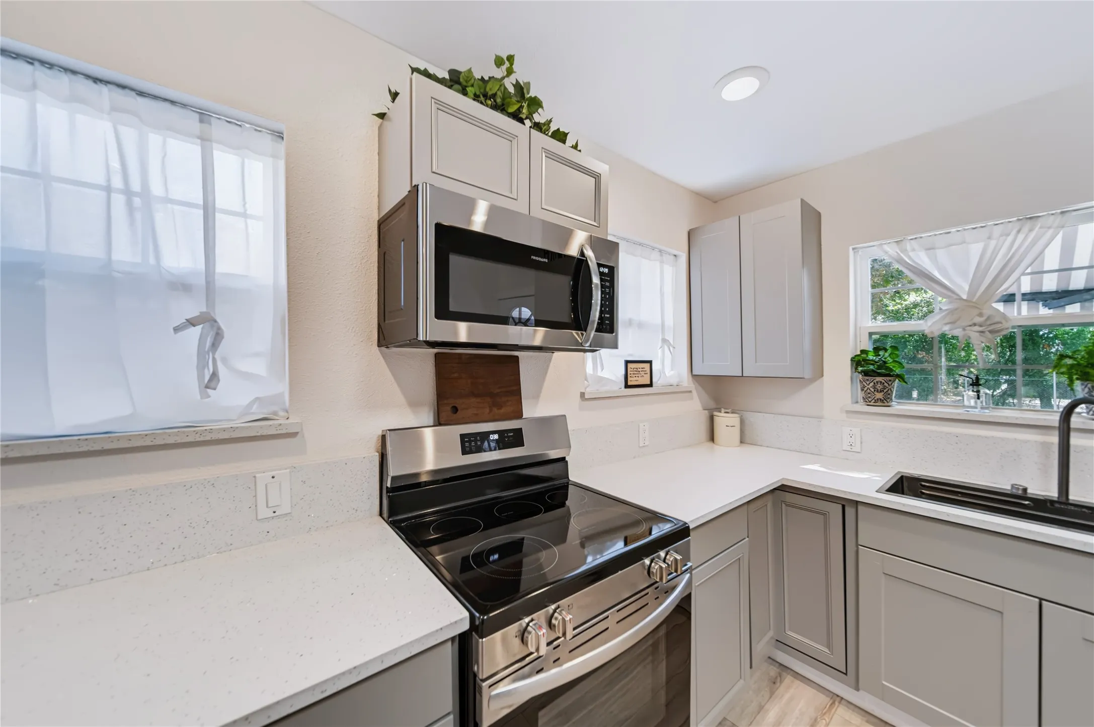 Single Family Residence For Sale in Dallas County , 2318 Poplar Street, Dallas, Texas 75215, 3 Bedroom, 3 Bathroom, Garage spaces, 1,219 Sqft, built in 1930, mls#21378195, Real Estate Agent in Dallas, Homes For Sale in Dallas county, Homes For Sale in Dallas, Realtor in Dallas Texas, Real Estate Brokerage Independent Realty Texas, Luminita Cordes Realtor
