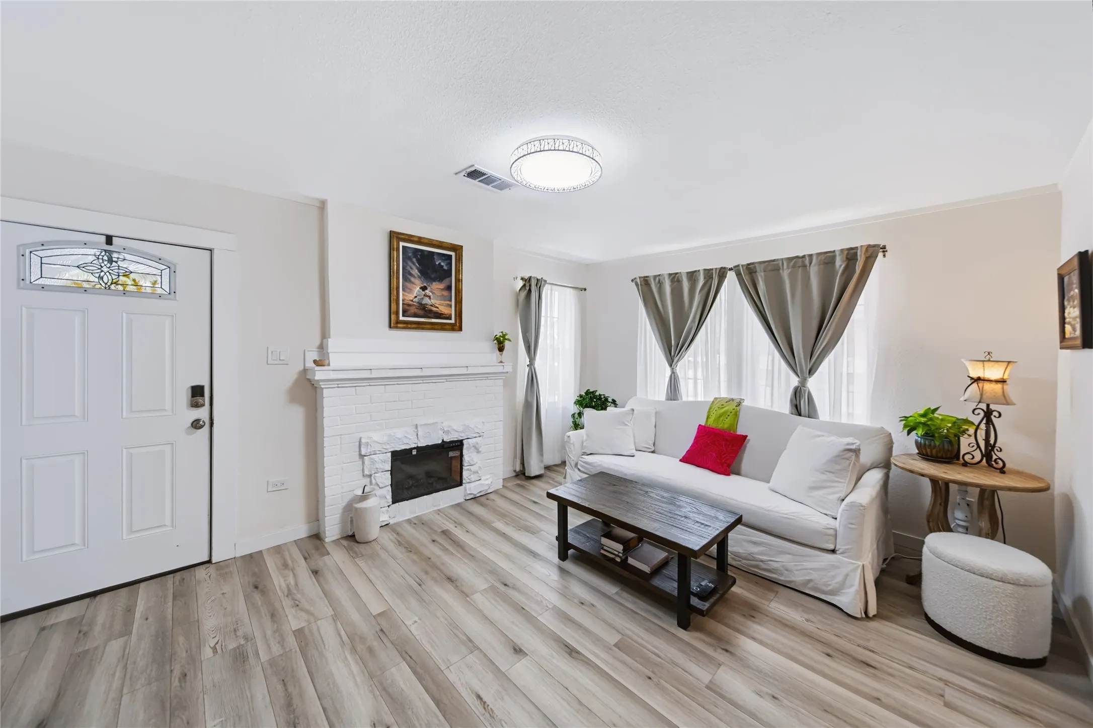 Single Family Residence For Sale in Dallas County , 2318 Poplar Street, Dallas, Texas 75215, 3 Bedroom, 3 Bathroom, Garage spaces, 1,219 Sqft, built in 1930, mls#21378195, Real Estate Agent in Dallas, Homes For Sale in Dallas county, Homes For Sale in Dallas, Realtor in Dallas Texas, Real Estate Brokerage Independent Realty Texas, Luminita Cordes Realtor
