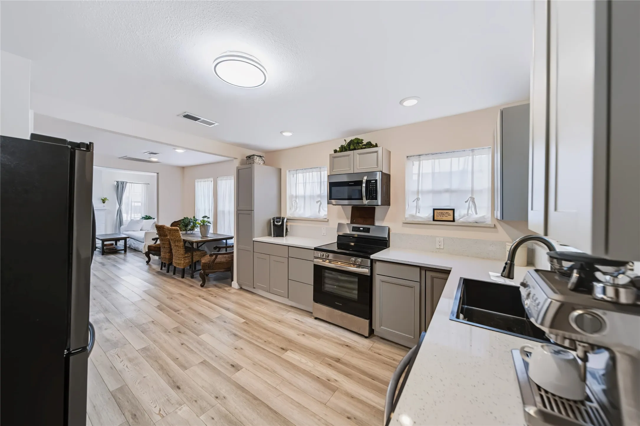 Single Family Residence For Sale in Dallas County , 2318 Poplar Street, Dallas, Texas 75215, 3 Bedroom, 3 Bathroom, Garage spaces, 1,219 Sqft, built in 1930, mls#21378195, Real Estate Agent in Dallas, Homes For Sale in Dallas county, Homes For Sale in Dallas, Realtor in Dallas Texas, Real Estate Brokerage Independent Realty Texas, Luminita Cordes Realtor