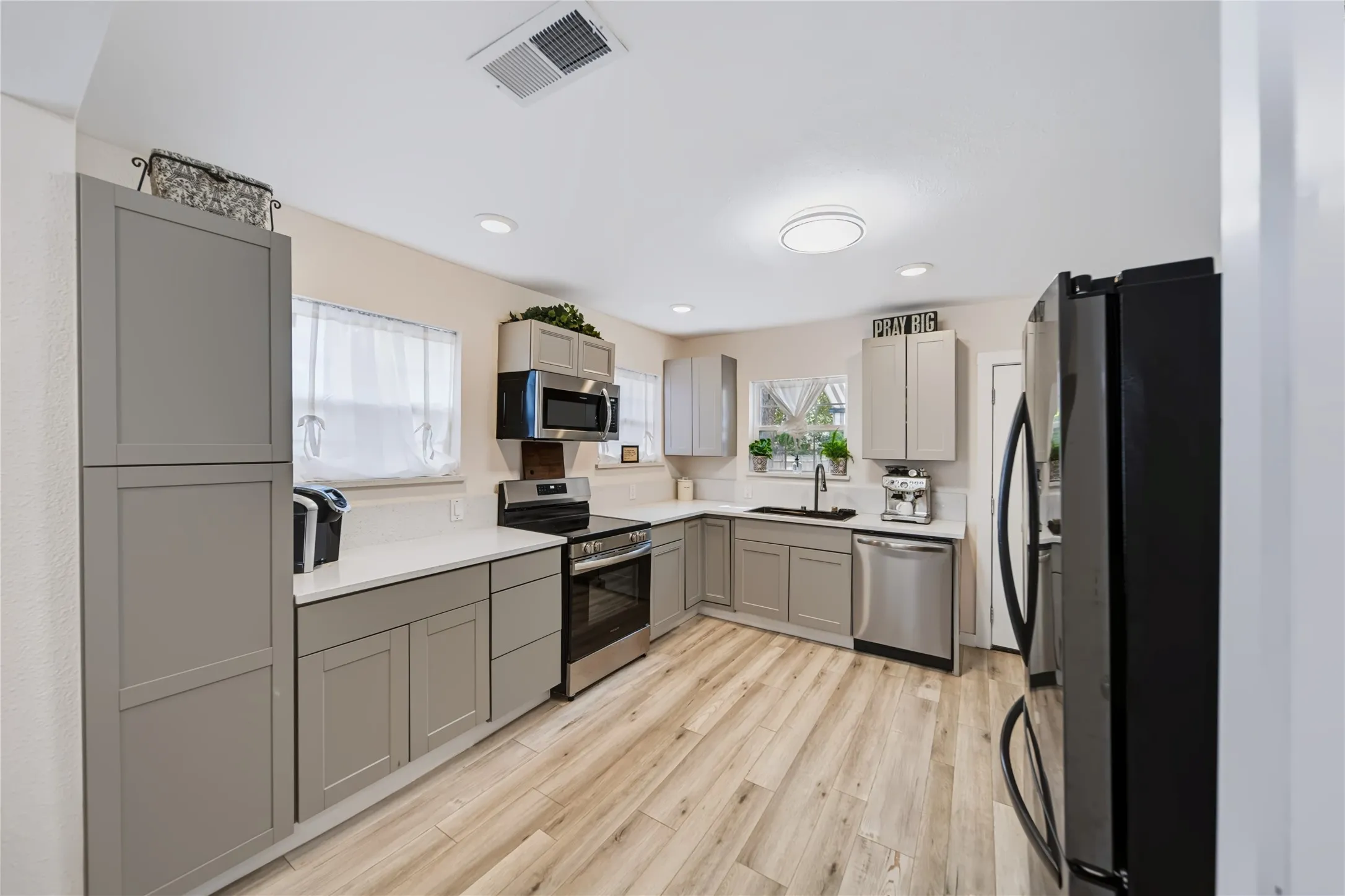 Single Family Residence For Sale in Dallas County , 2318 Poplar Street, Dallas, Texas 75215, 3 Bedroom, 3 Bathroom, Garage spaces, 1,219 Sqft, built in 1930, mls#21378195, Real Estate Agent in Dallas, Homes For Sale in Dallas county, Homes For Sale in Dallas, Realtor in Dallas Texas, Real Estate Brokerage Independent Realty Texas, Luminita Cordes Realtor