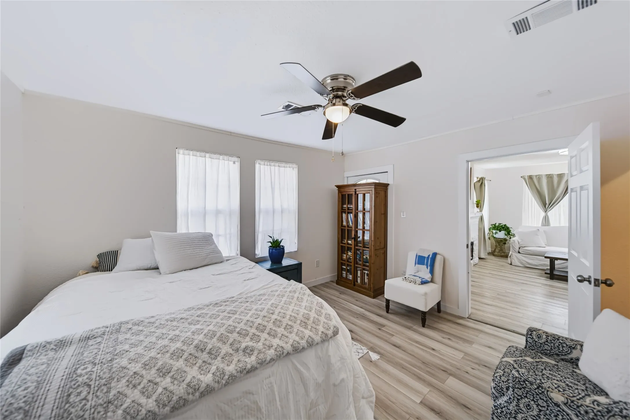 Single Family Residence For Sale in Dallas County , 2318 Poplar Street, Dallas, Texas 75215, 3 Bedroom, 3 Bathroom, Garage spaces, 1,219 Sqft, built in 1930, mls#21378195, Real Estate Agent in Dallas, Homes For Sale in Dallas county, Homes For Sale in Dallas, Realtor in Dallas Texas, Real Estate Brokerage Independent Realty Texas, Luminita Cordes Realtor