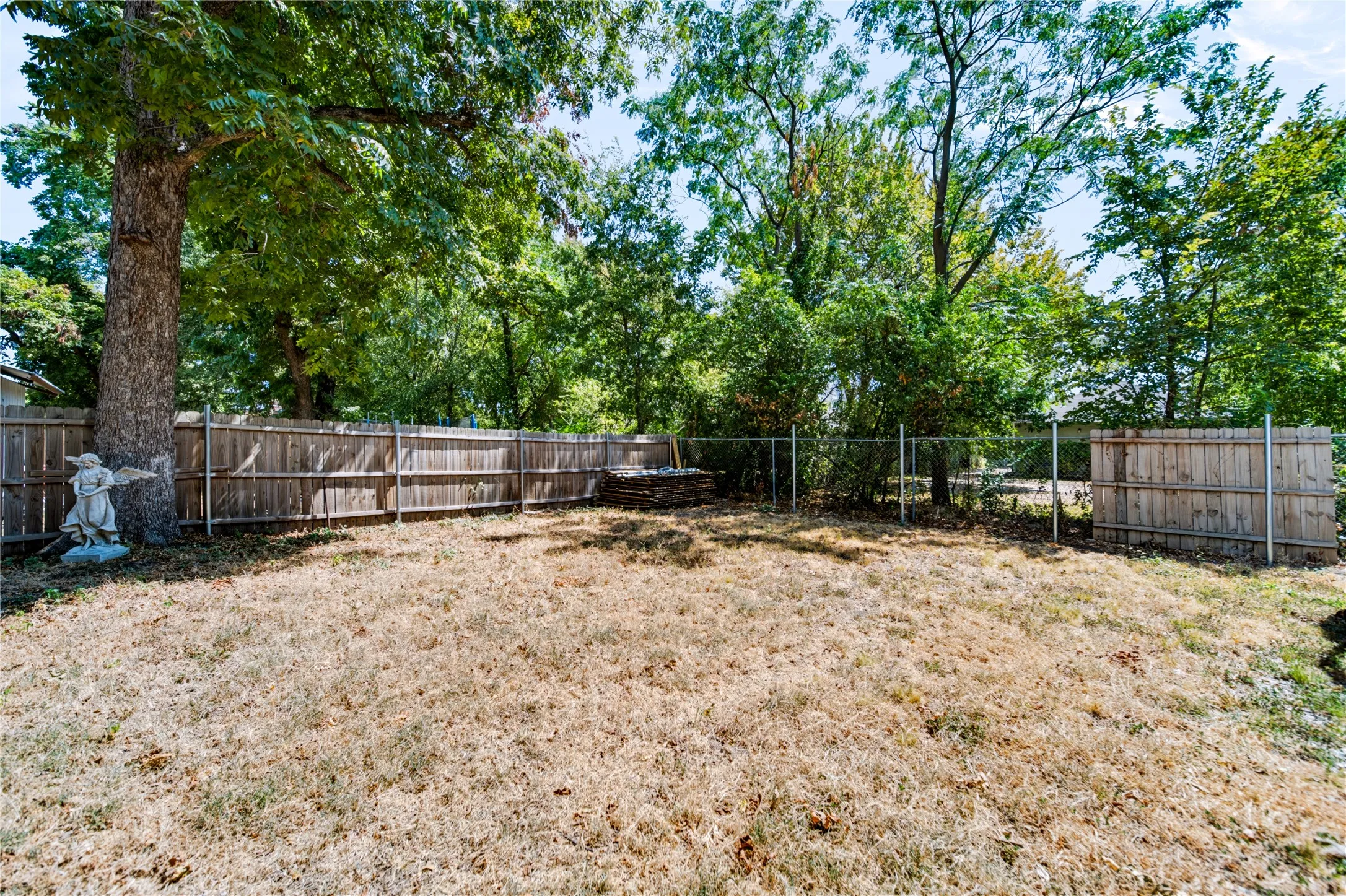 Single Family Residence For Sale in Dallas County , 2318 Poplar Street, Dallas, Texas 75215, 3 Bedroom, 3 Bathroom, Garage spaces, 1,219 Sqft, built in 1930, mls#21378195, Real Estate Agent in Dallas, Homes For Sale in Dallas county, Homes For Sale in Dallas, Realtor in Dallas Texas, Real Estate Brokerage Independent Realty Texas, Luminita Cordes Realtor