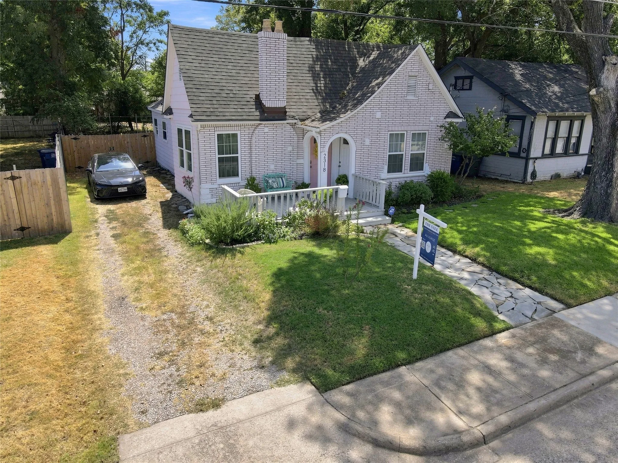 Single Family Residence For Sale in Dallas County , 2318 Poplar Street, Dallas, Texas 75215, 3 Bedroom, 3 Bathroom, Garage spaces, 1,219 Sqft, built in 1930, mls#21378195, Real Estate Agent in Dallas, Homes For Sale in Dallas county, Homes For Sale in Dallas, Realtor in Dallas Texas, Real Estate Brokerage Independent Realty Texas, Luminita Cordes Realtor
