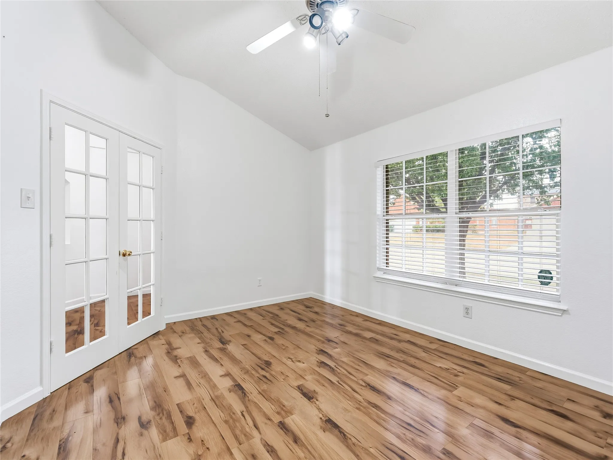 Single Family Residence For Sale in Tarrant County , 6805 Red Rock Trail, Watauga, Texas 76137, 3 Bedroom, 2 Bathroom, 2 Garage spaces, 1,905 Sqft, built in 2001, mls#21378940, Real Estate Agent in Watauga, Homes For Sale in Tarrant county, Homes For Sale in Watauga, Realtor in Watauga Texas, Real Estate Brokerage Independent Realty Texas, Luminita Cordes Realtor