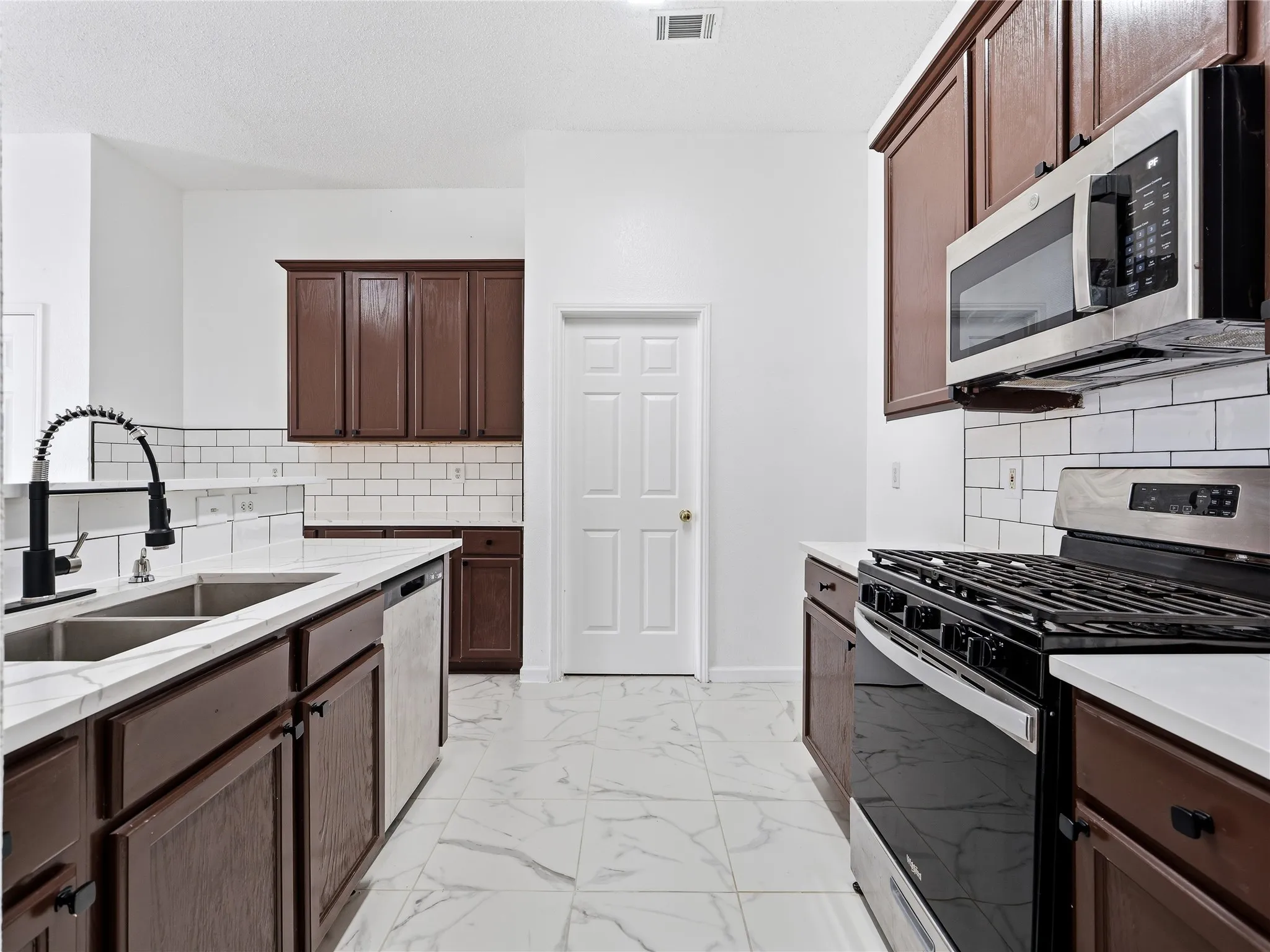 Single Family Residence For Sale in Tarrant County , 6805 Red Rock Trail, Watauga, Texas 76137, 3 Bedroom, 2 Bathroom, 2 Garage spaces, 1,905 Sqft, built in 2001, mls#21378940, Real Estate Agent in Watauga, Homes For Sale in Tarrant county, Homes For Sale in Watauga, Realtor in Watauga Texas, Real Estate Brokerage Independent Realty Texas, Luminita Cordes Realtor