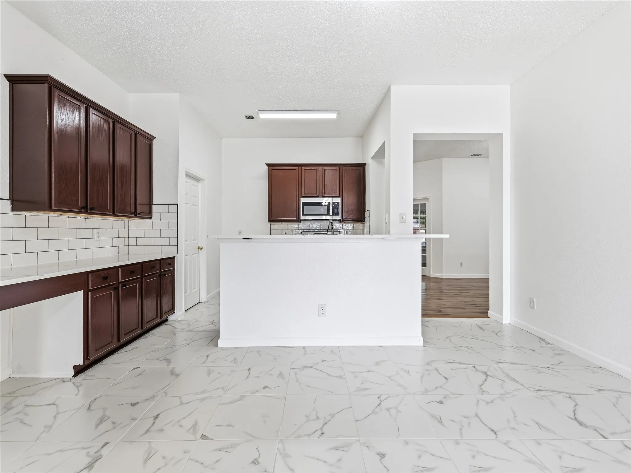 Single Family Residence For Sale in Tarrant County , 6805 Red Rock Trail, Watauga, Texas 76137, 3 Bedroom, 2 Bathroom, 2 Garage spaces, 1,905 Sqft, built in 2001, mls#21378940, Real Estate Agent in Watauga, Homes For Sale in Tarrant county, Homes For Sale in Watauga, Realtor in Watauga Texas, Real Estate Brokerage Independent Realty Texas, Luminita Cordes Realtor