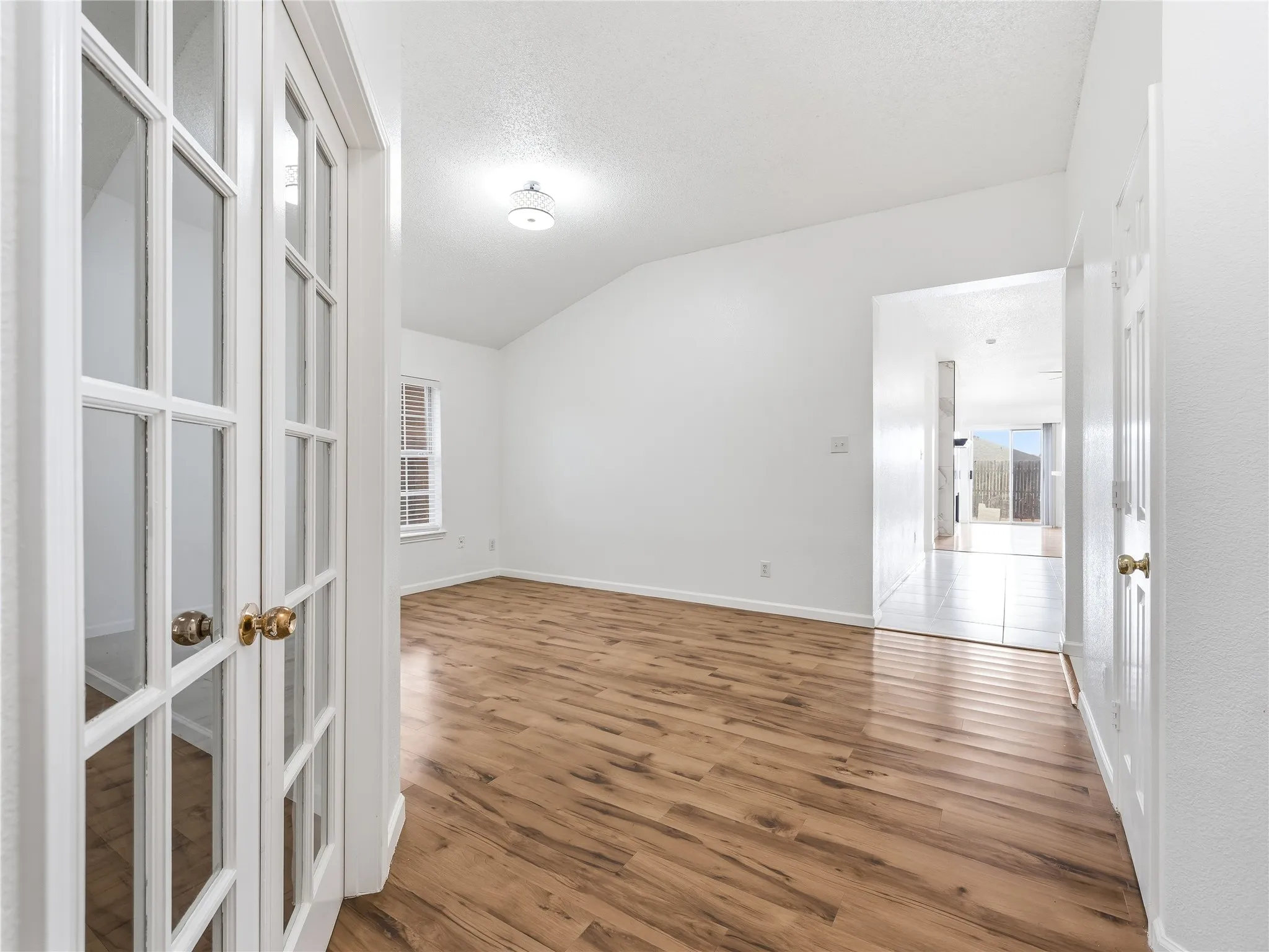 Single Family Residence For Sale in Tarrant County , 6805 Red Rock Trail, Watauga, Texas 76137, 3 Bedroom, 2 Bathroom, 2 Garage spaces, 1,905 Sqft, built in 2001, mls#21378940, Real Estate Agent in Watauga, Homes For Sale in Tarrant county, Homes For Sale in Watauga, Realtor in Watauga Texas, Real Estate Brokerage Independent Realty Texas, Luminita Cordes Realtor