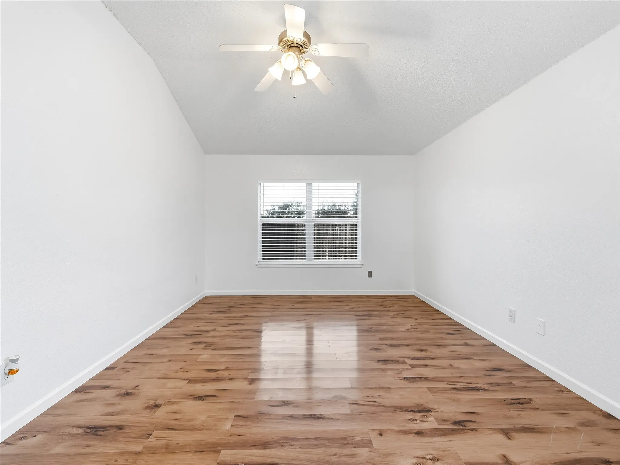 Single Family Residence For Sale in Tarrant County , 6805 Red Rock Trail, Watauga, Texas 76137, 3 Bedroom, 2 Bathroom, 2 Garage spaces, 1,905 Sqft, built in 2001, mls#21378940, Real Estate Agent in Watauga, Homes For Sale in Tarrant county, Homes For Sale in Watauga, Realtor in Watauga Texas, Real Estate Brokerage Independent Realty Texas, Luminita Cordes Realtor